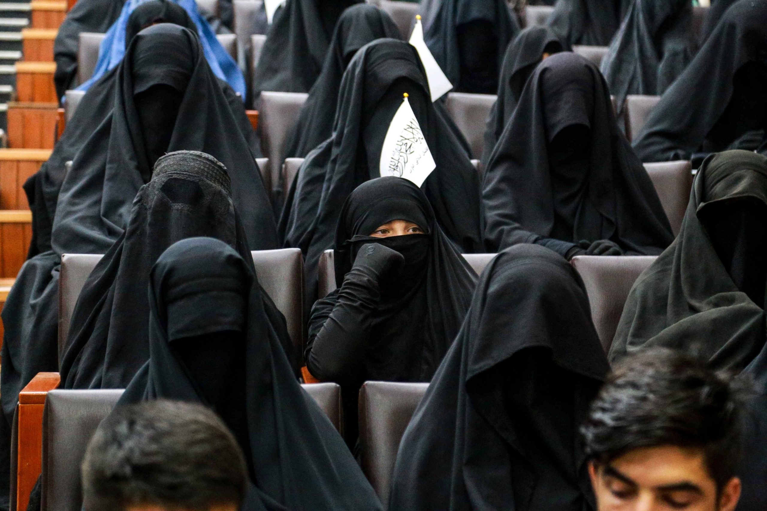 Talibãs permitem que mulheres continuem a estudar mas segregadas e com ‘hijabs’