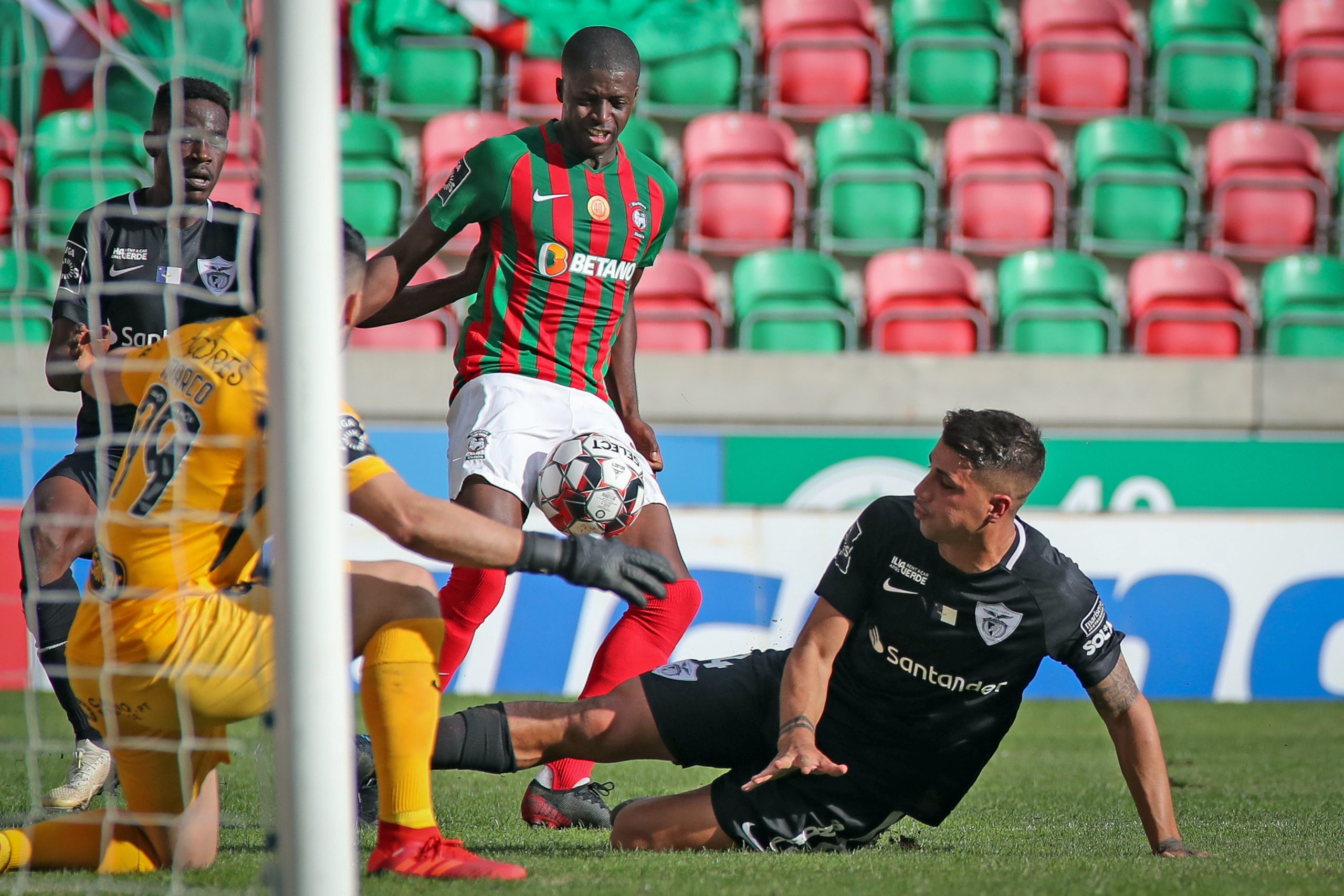 Marítimo e Santa Clara empatam a dois no dérbi insular da I Liga