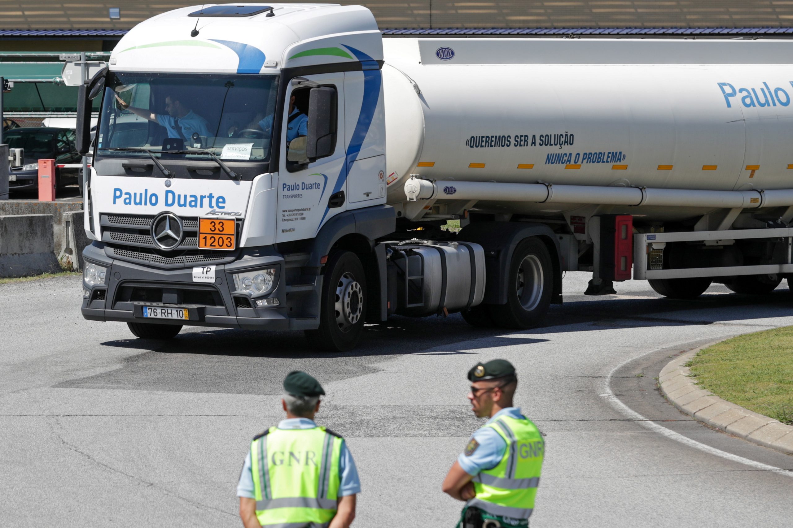 Motoristas: GNR e PSP conduziram 28 camiões de combustível na 2ª e 3ª feira