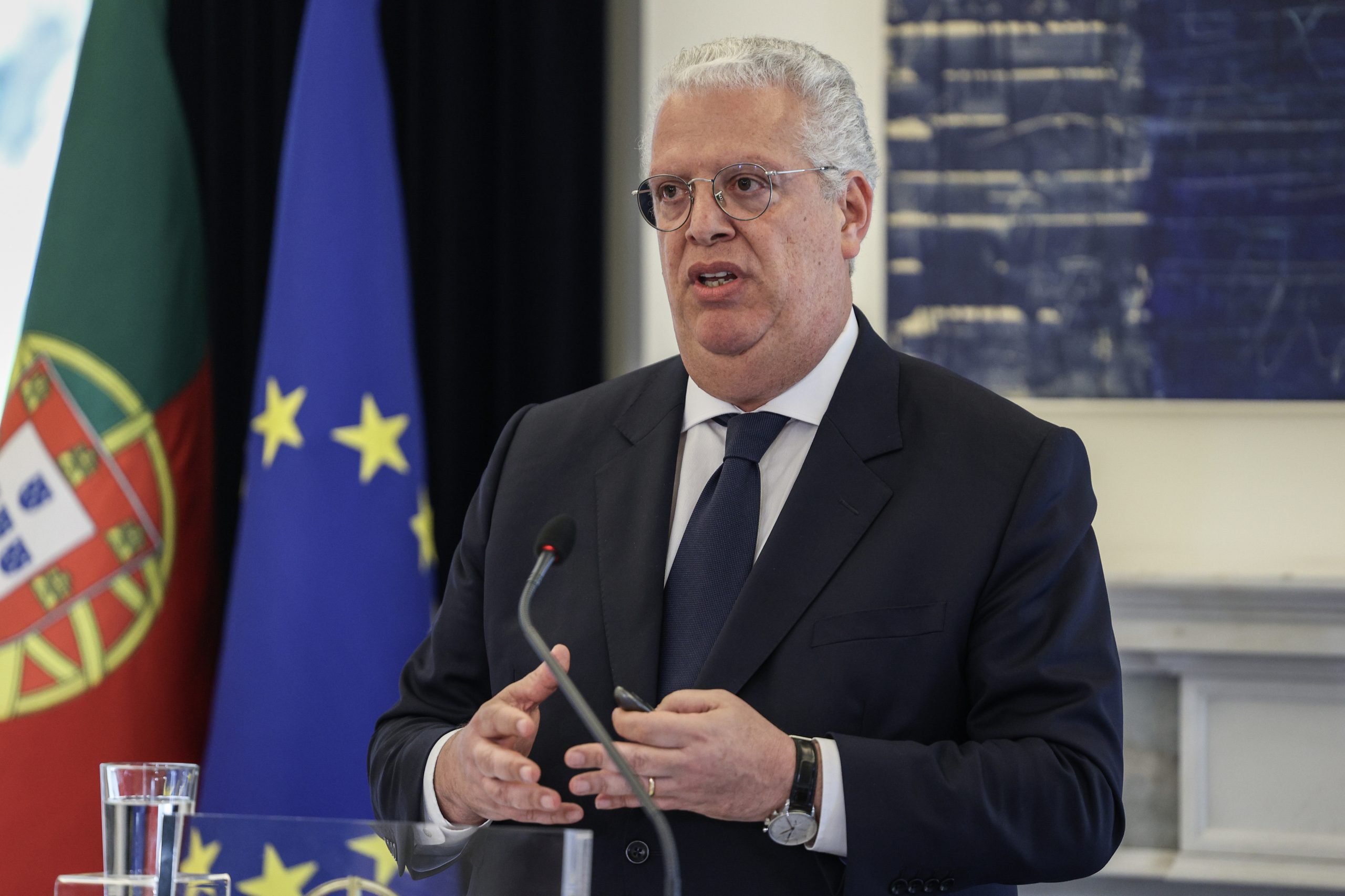 “Se Bruxelas retirar burocracia as empresas crescem por si”, diz ministro da Economia
