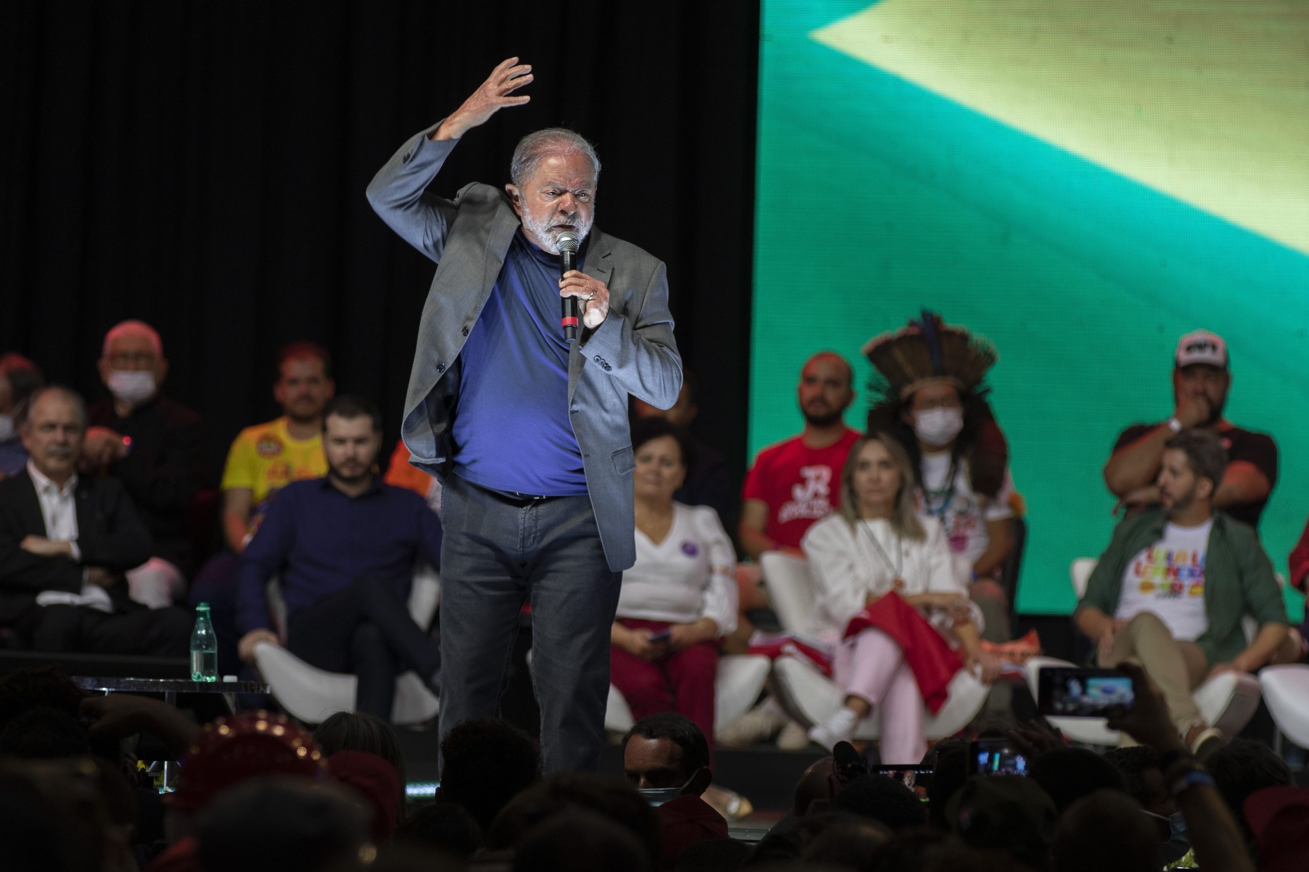 Candidato oficial às eleições presidenciais, Lula quer “recuperar a democracia”