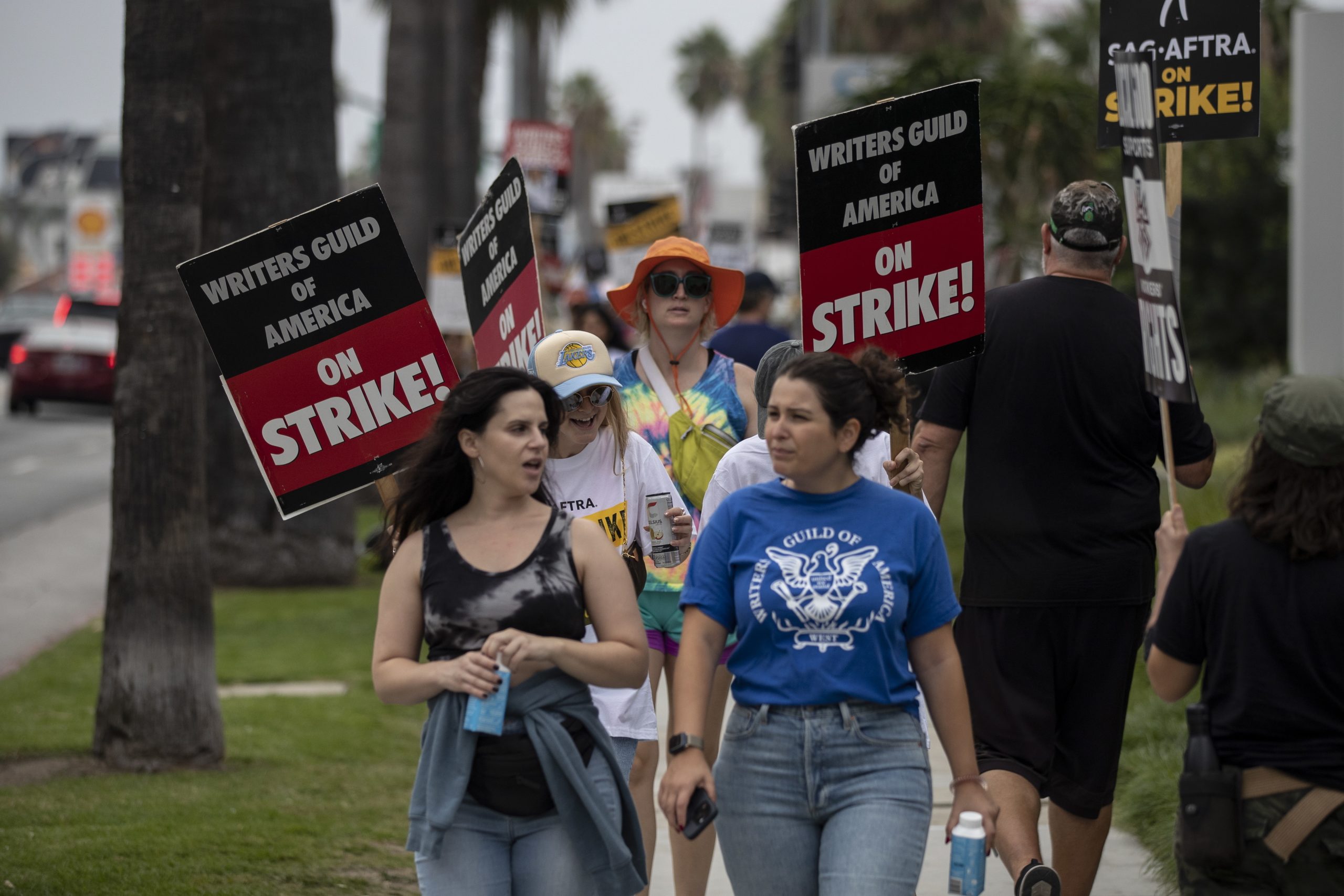 Estúdios e argumentistas de Hollywood chegam a acordo para acabar com greve. Falta agora entendimento com atores