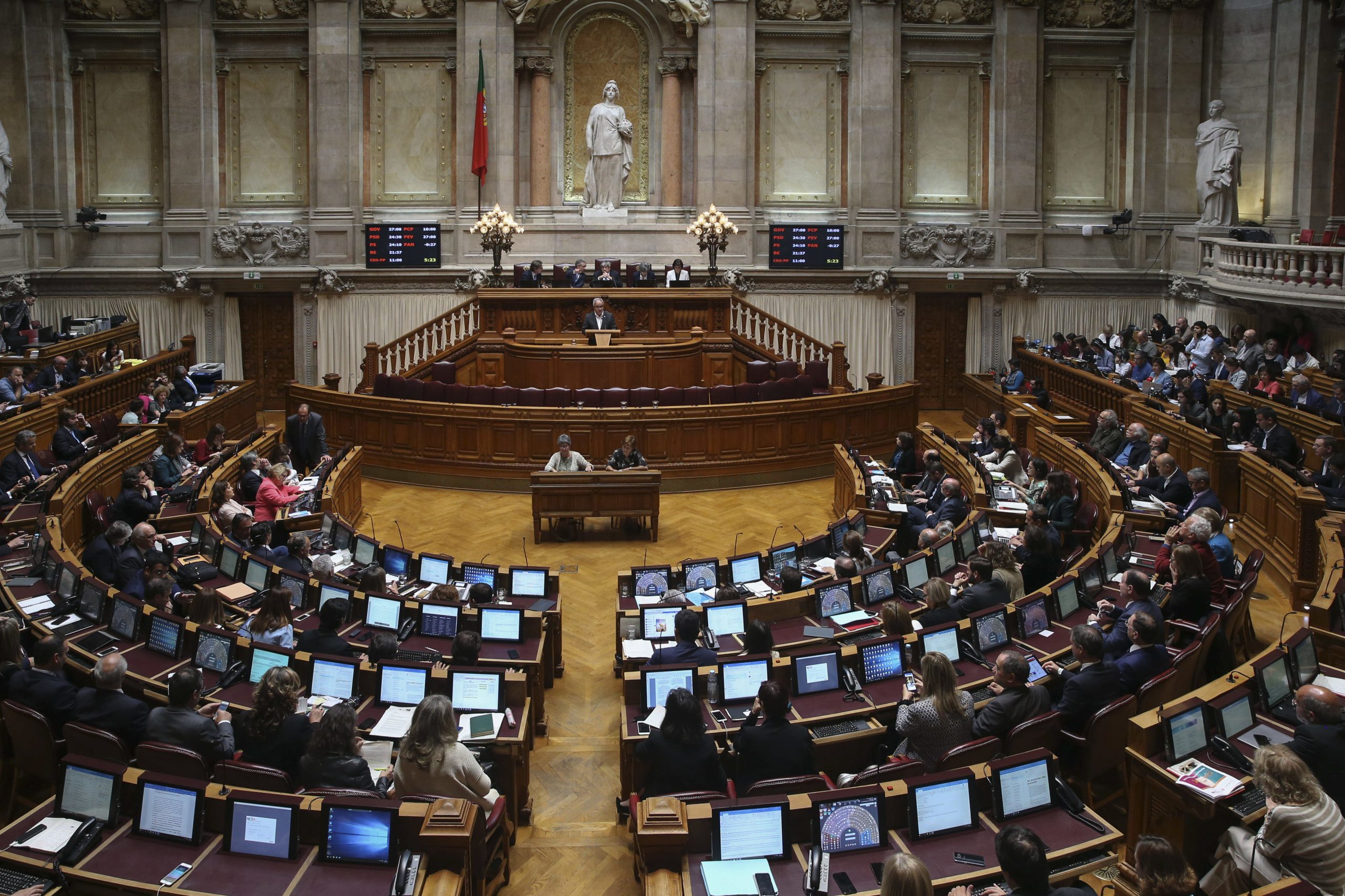 Parlamento quer saber o que fazer com petição contra eutanásia