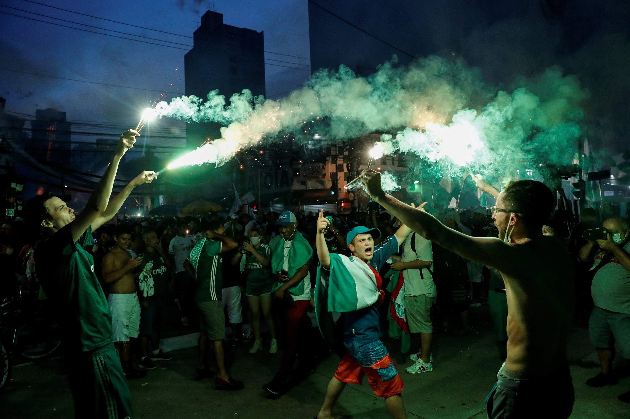 Libertadores. Pequena multidão recebeu o Palmeiras aos gritos de bicampeão