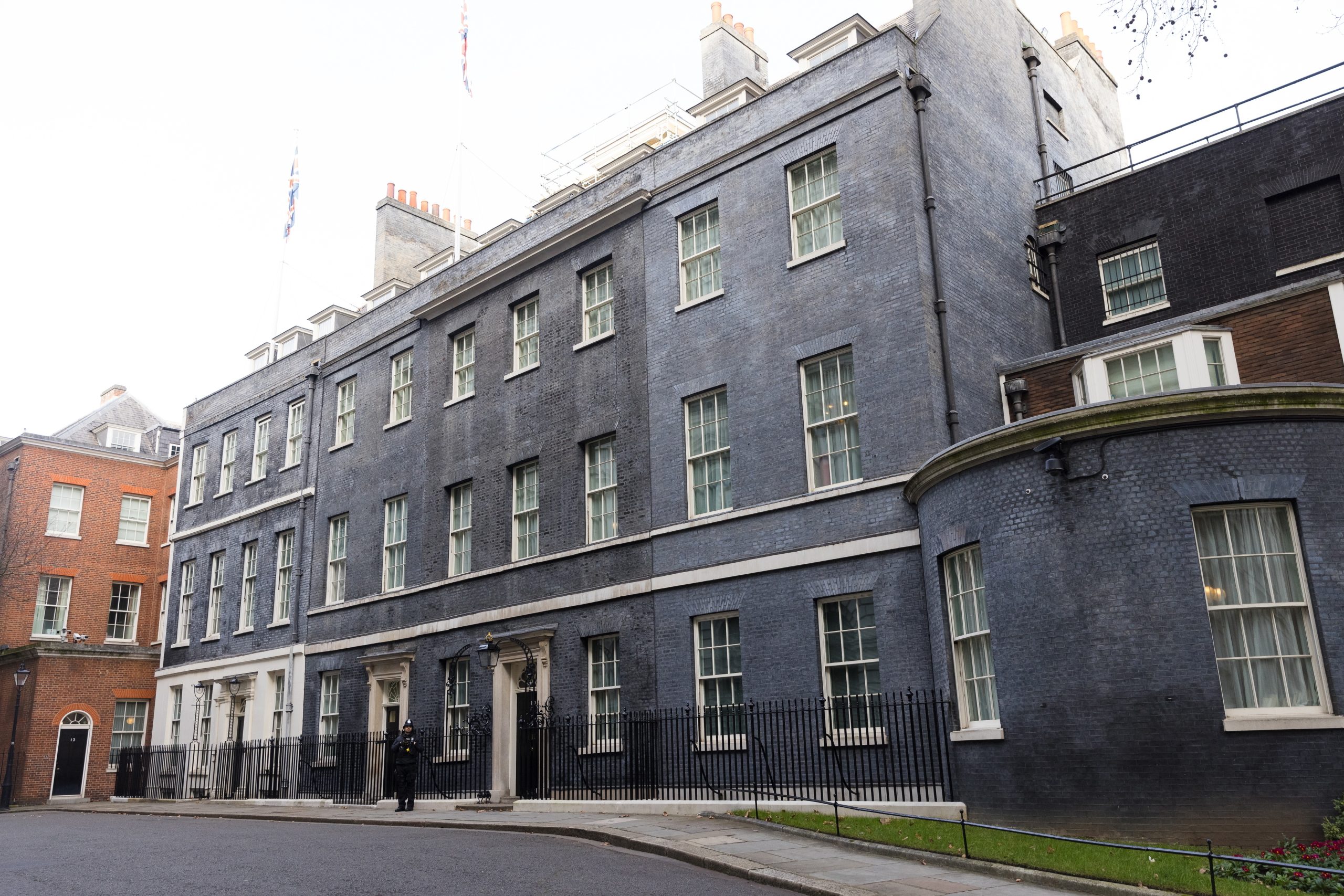 Inquérito interno urge líderes britânicos a assumir responsabilidade por “festas”. Boris assume-a, mas não sai