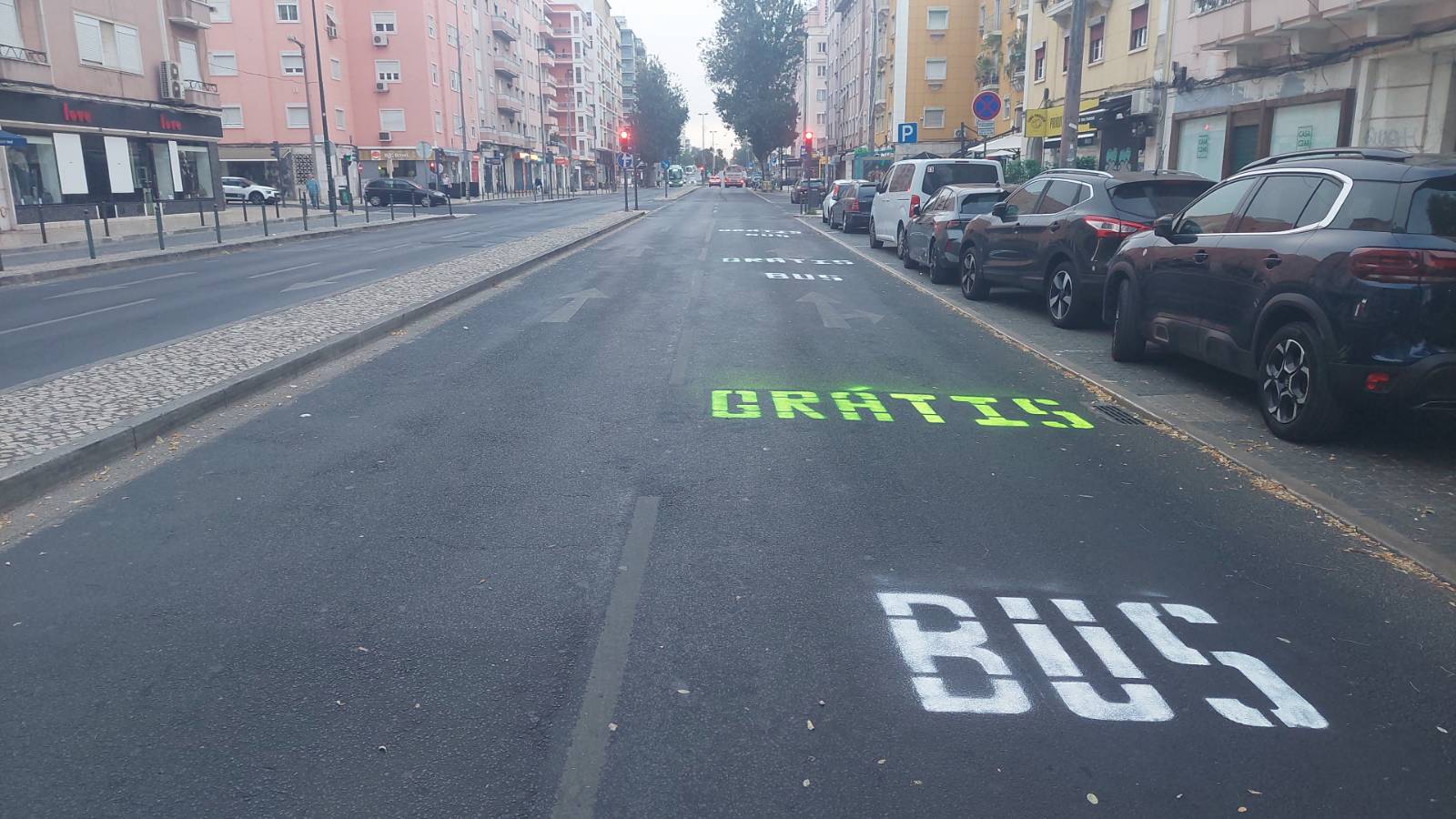 Apoiantes do Climáximo pintam faixa BUS na Avenida de Roma para defender transportes públicos grátis e fim aos combustíveis fósseis
