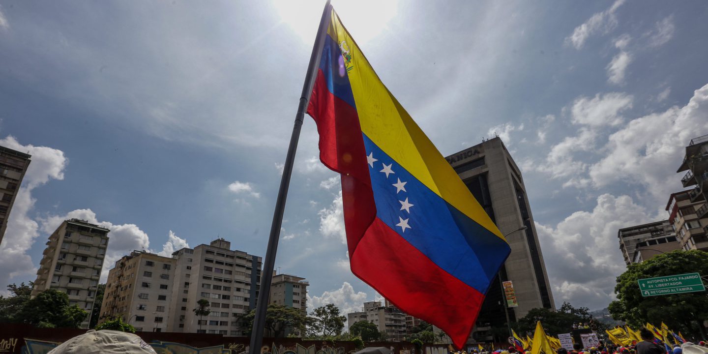 UE aprova sanções contra Venezuela para ‘favorecer’ diálogo