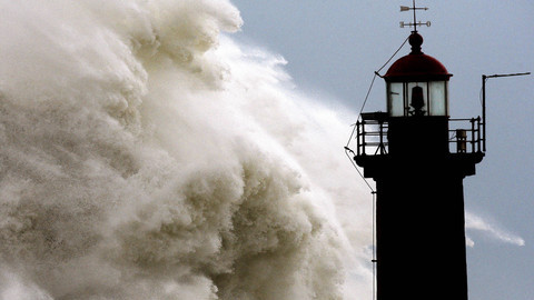 Autoridade Marítima alerta para ondas de 12 metros e vento de 110 Km/h até quarta-feira
