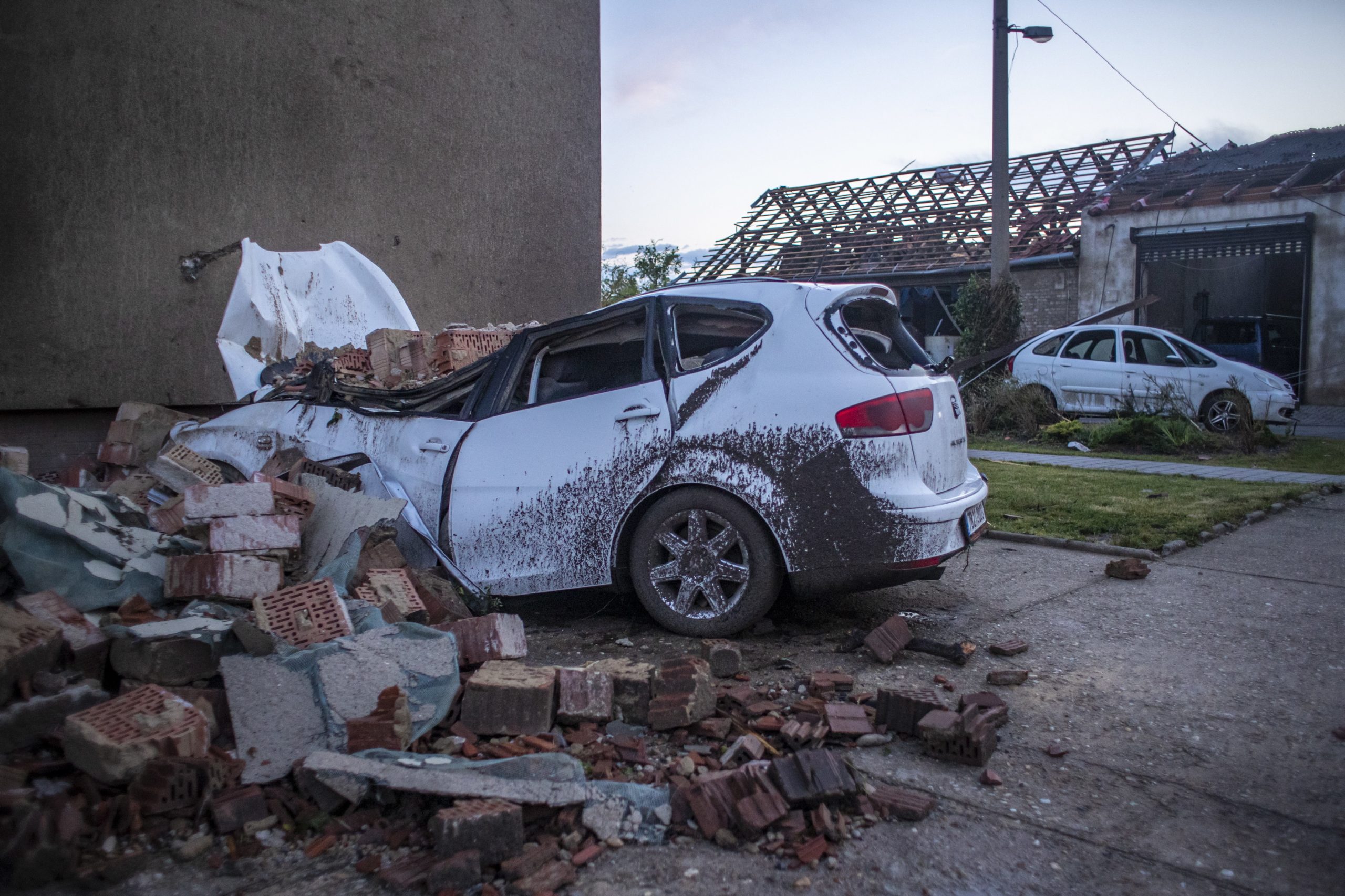 Sobe para três número de mortos após passagem de tornado na República Checa