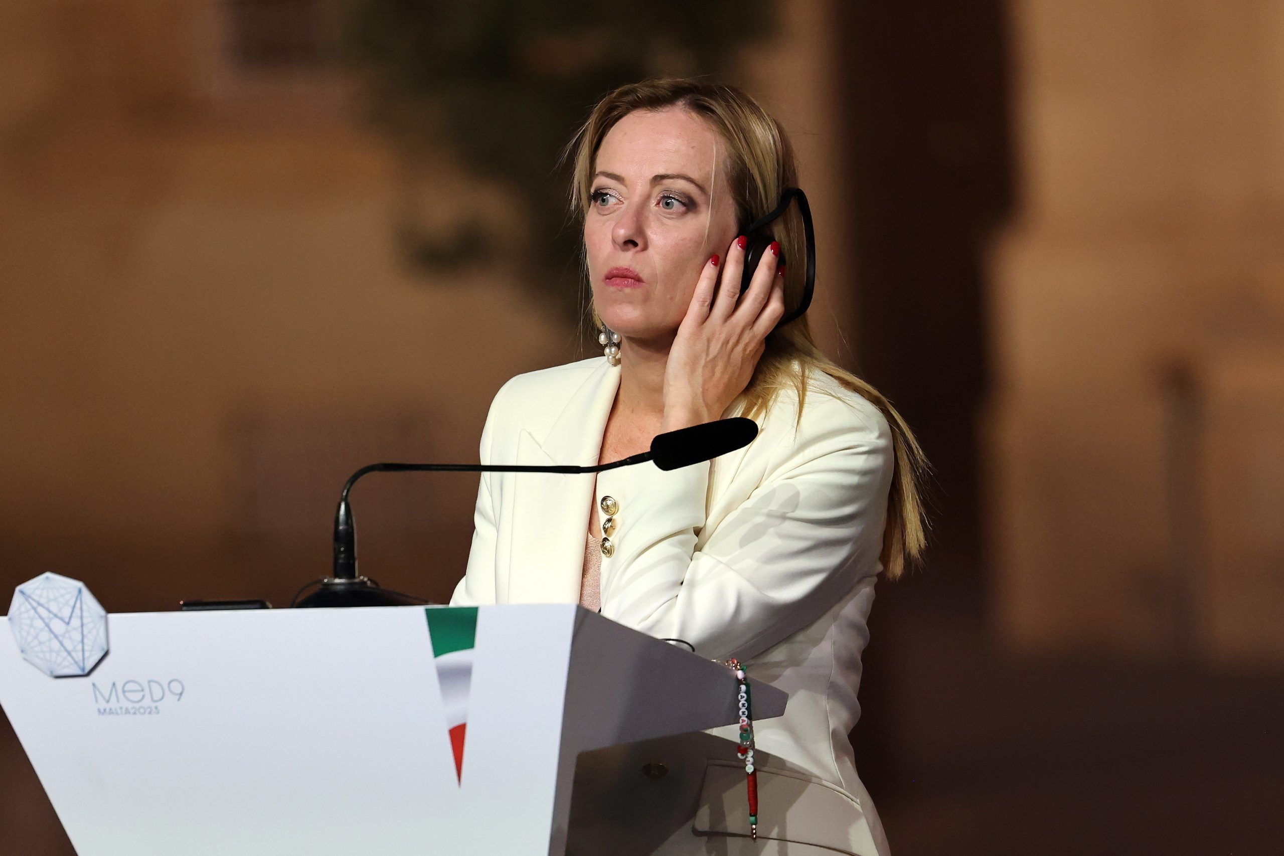 Meloni recorda tragédia de Lampedusa perante críticas à ausência do Governo na homenagem ao naufrágio que matou 368 migrantes há dez anos