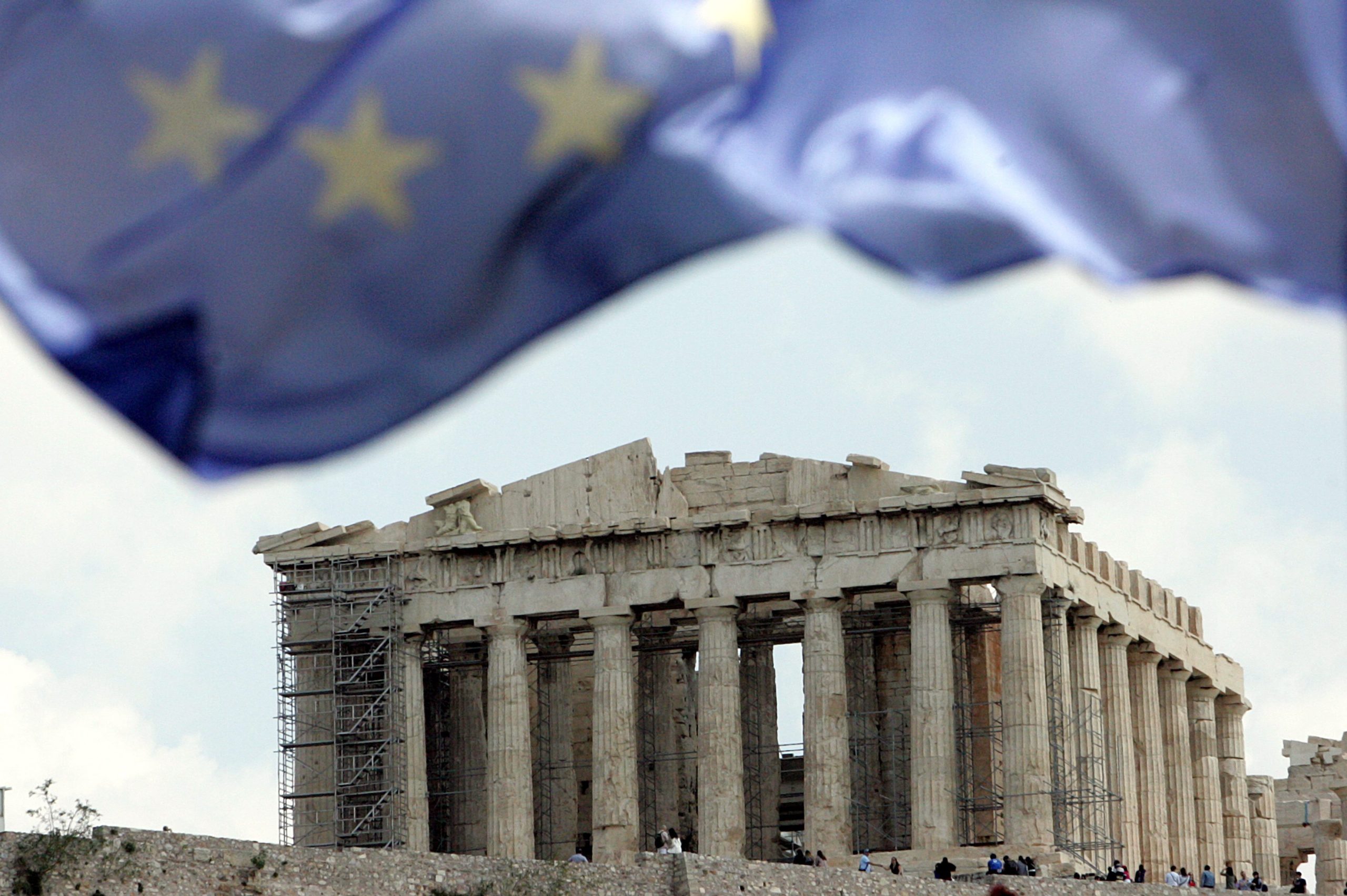 Covid-19: Atenas anuncia pacote de 2.000 milhões de euros e proíbe despedimentos