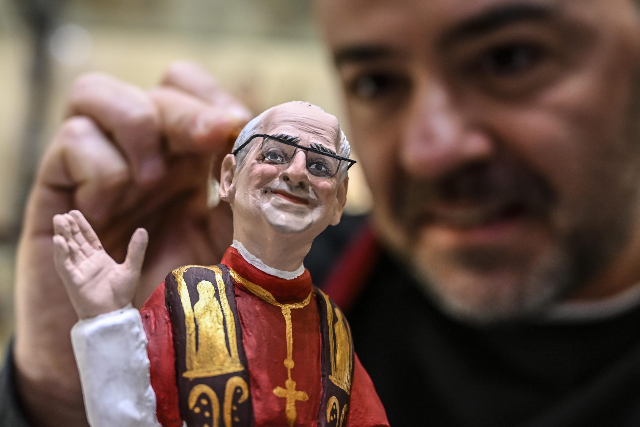 Sorridente e a acenar. Já há uma estatueta do novo Papa