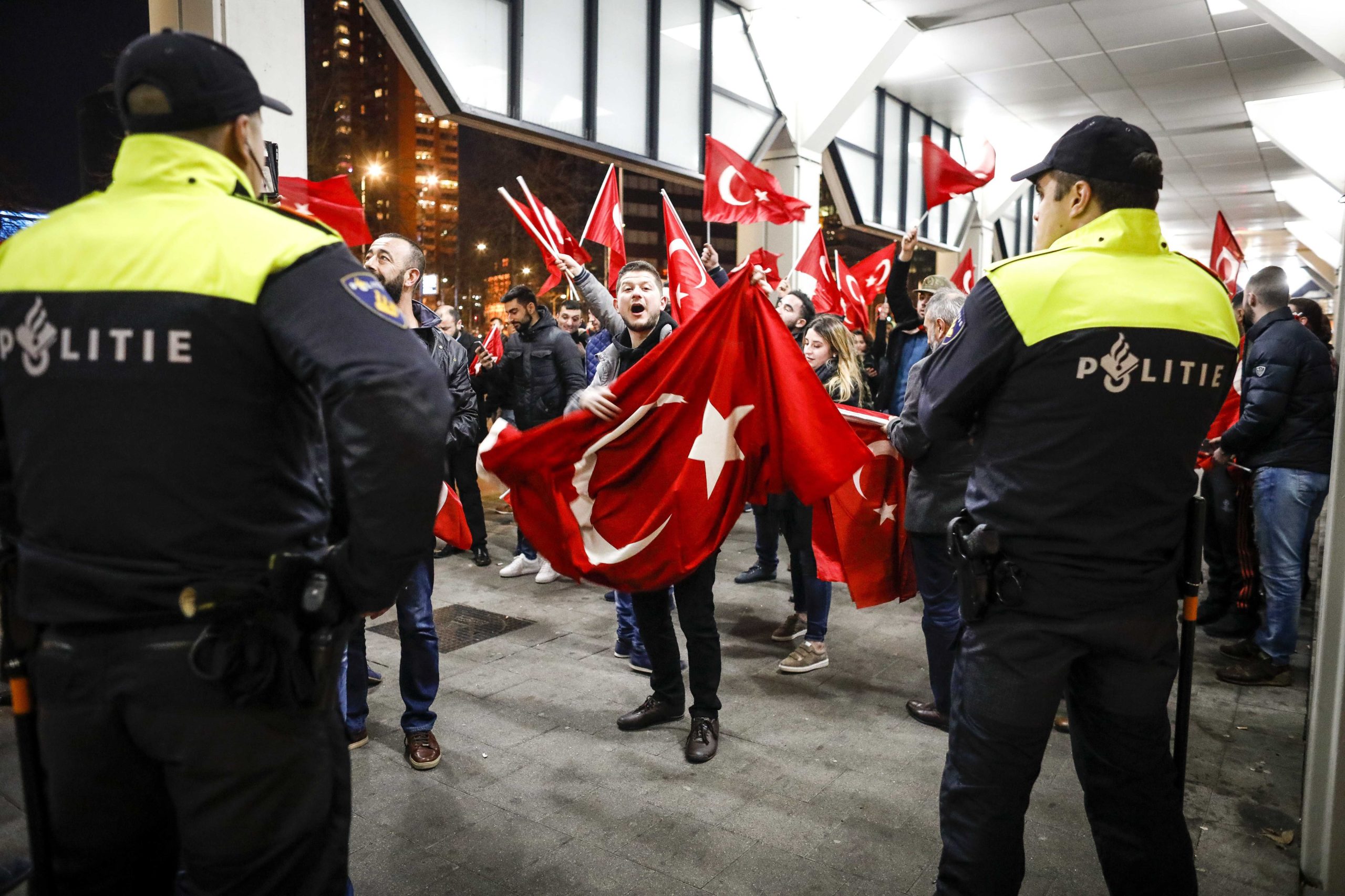 Polícia holandesa bloqueia ministra turca perto do consulado da Turquia em Roterdão