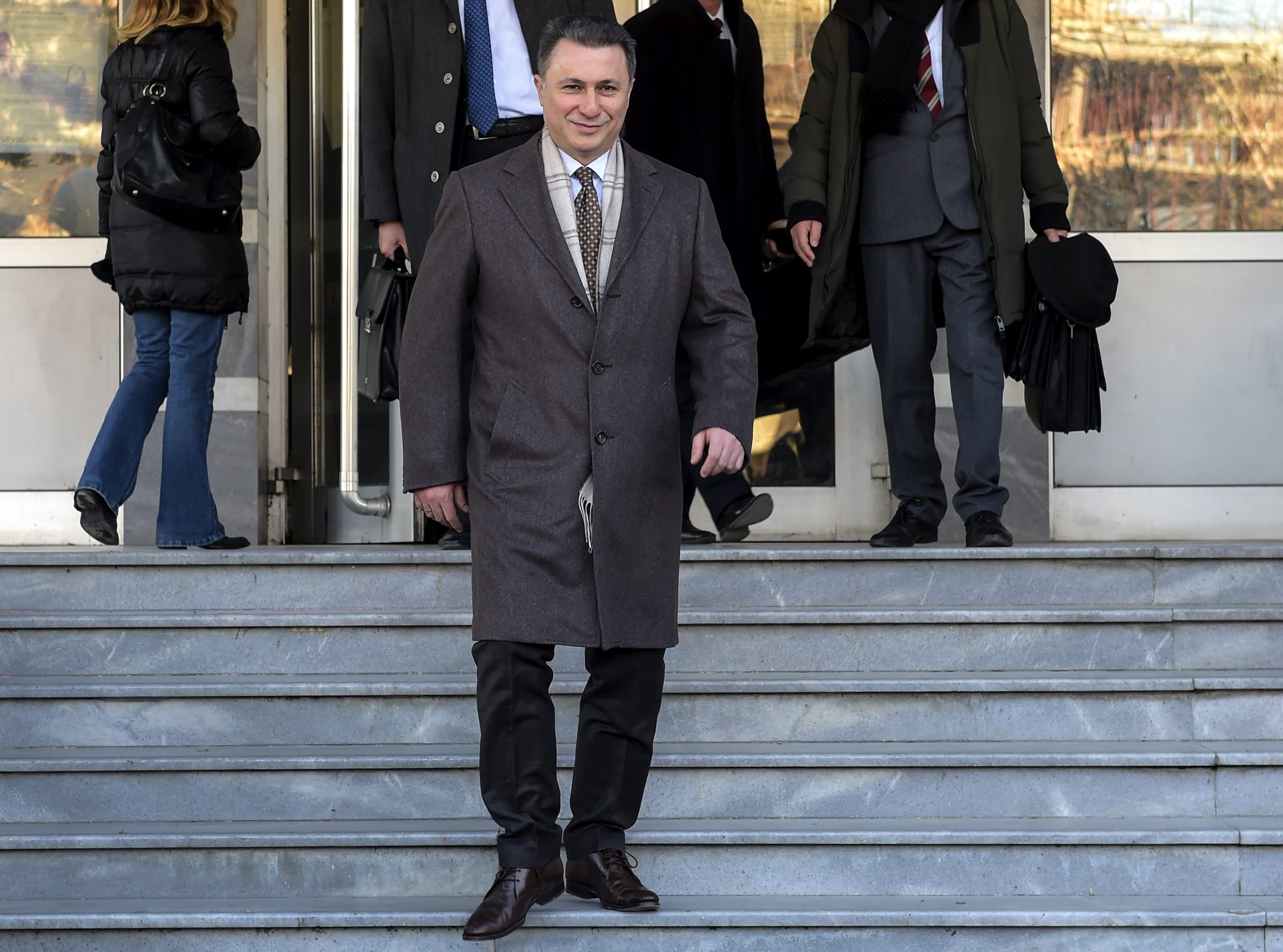 Ex-primeiro-ministro macedónio em fuga atravessou fronteira “a pé”