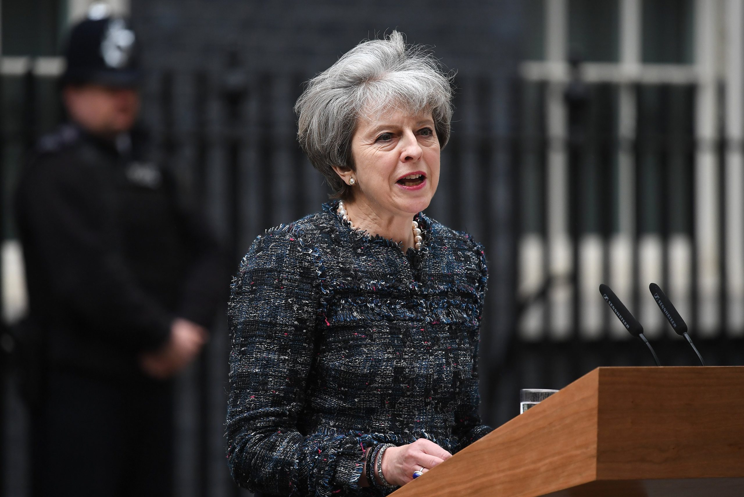 Theresa May “felicita calorosamente” Macron pela vitória presidencial