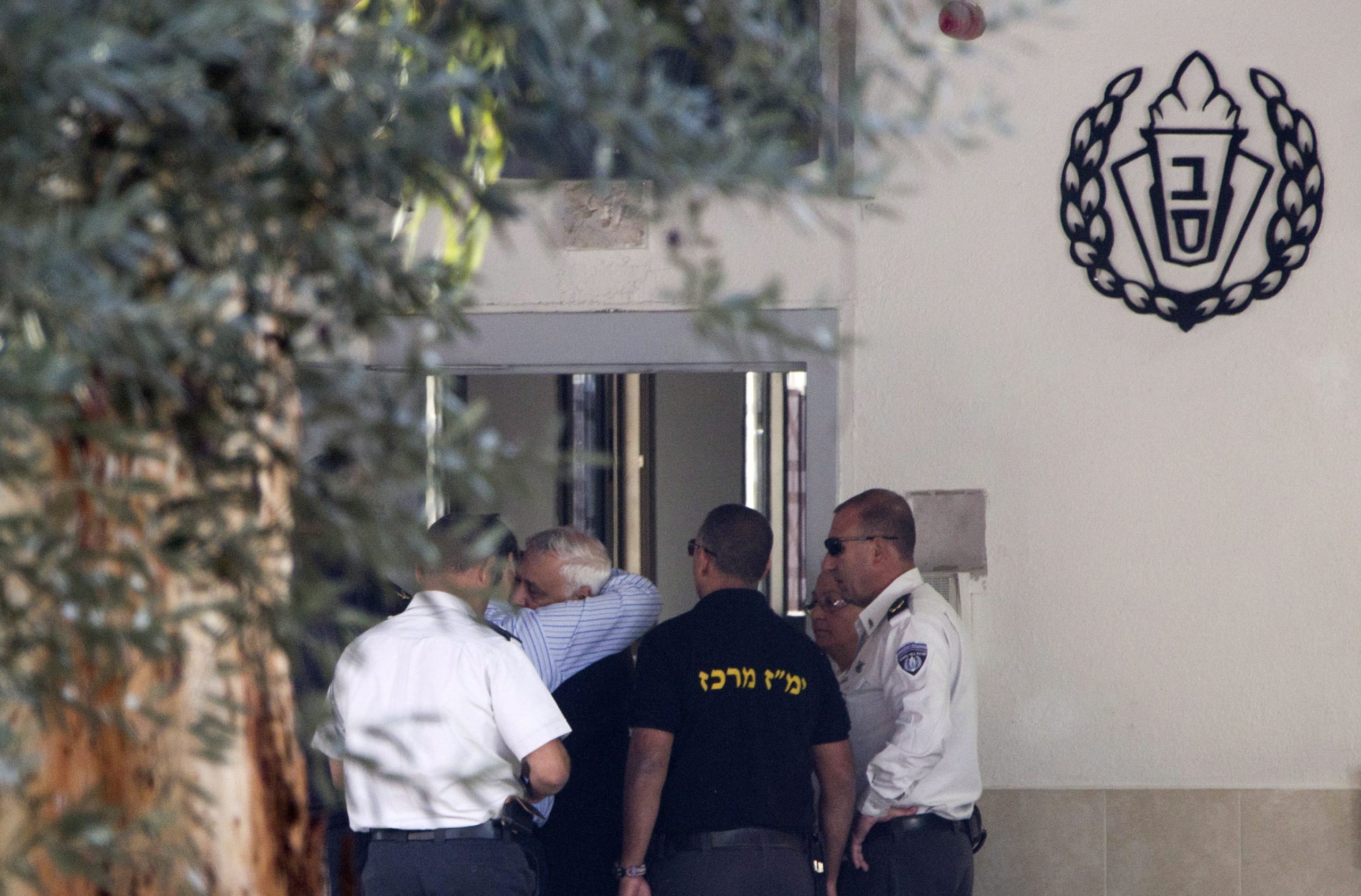 Ex-Presidente israelita posto em liberdade após pena por violação