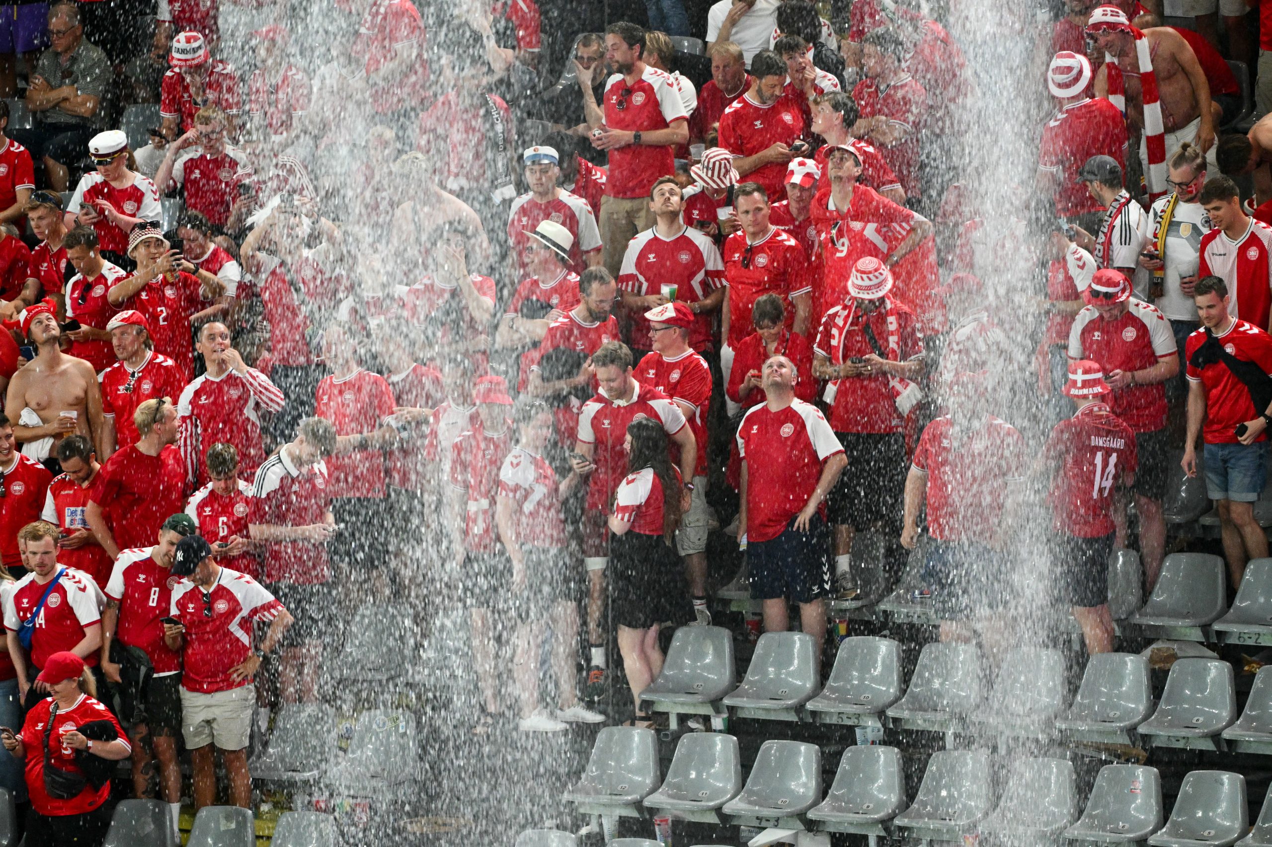 Trovoada obriga a parar Alemanha e Dinamarca. Imagens da cascata no estádio do Euro 2024