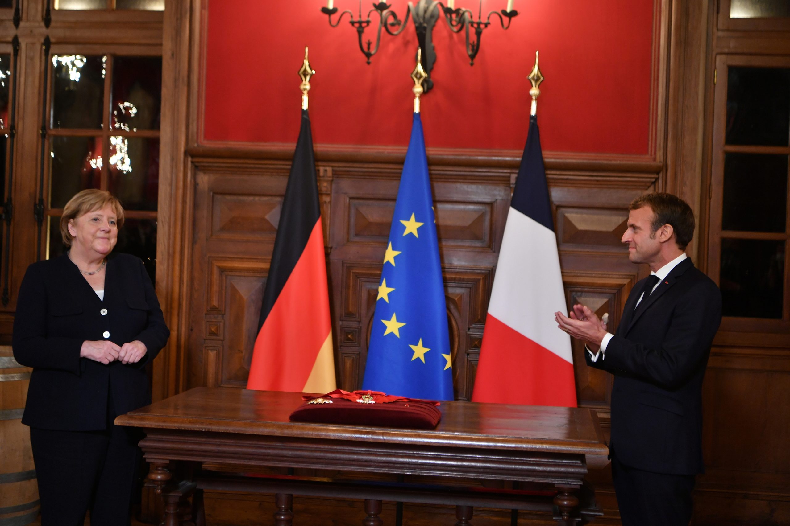 França condecora Angela Merkel com a Grande Cruz da Legião de Honra