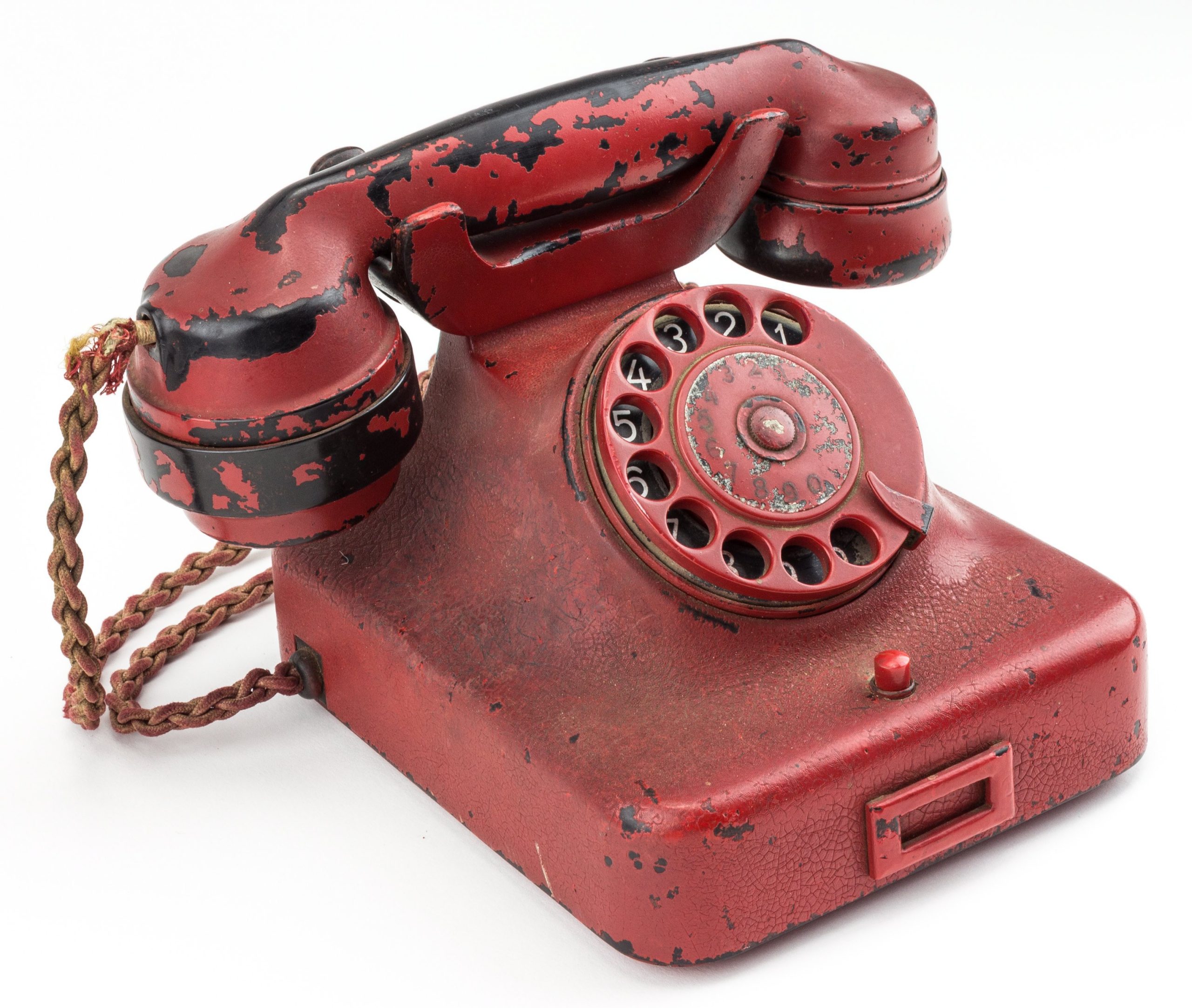 Telefone vermelho de Adolf Hitler vendido em leilão por 239 mil euros