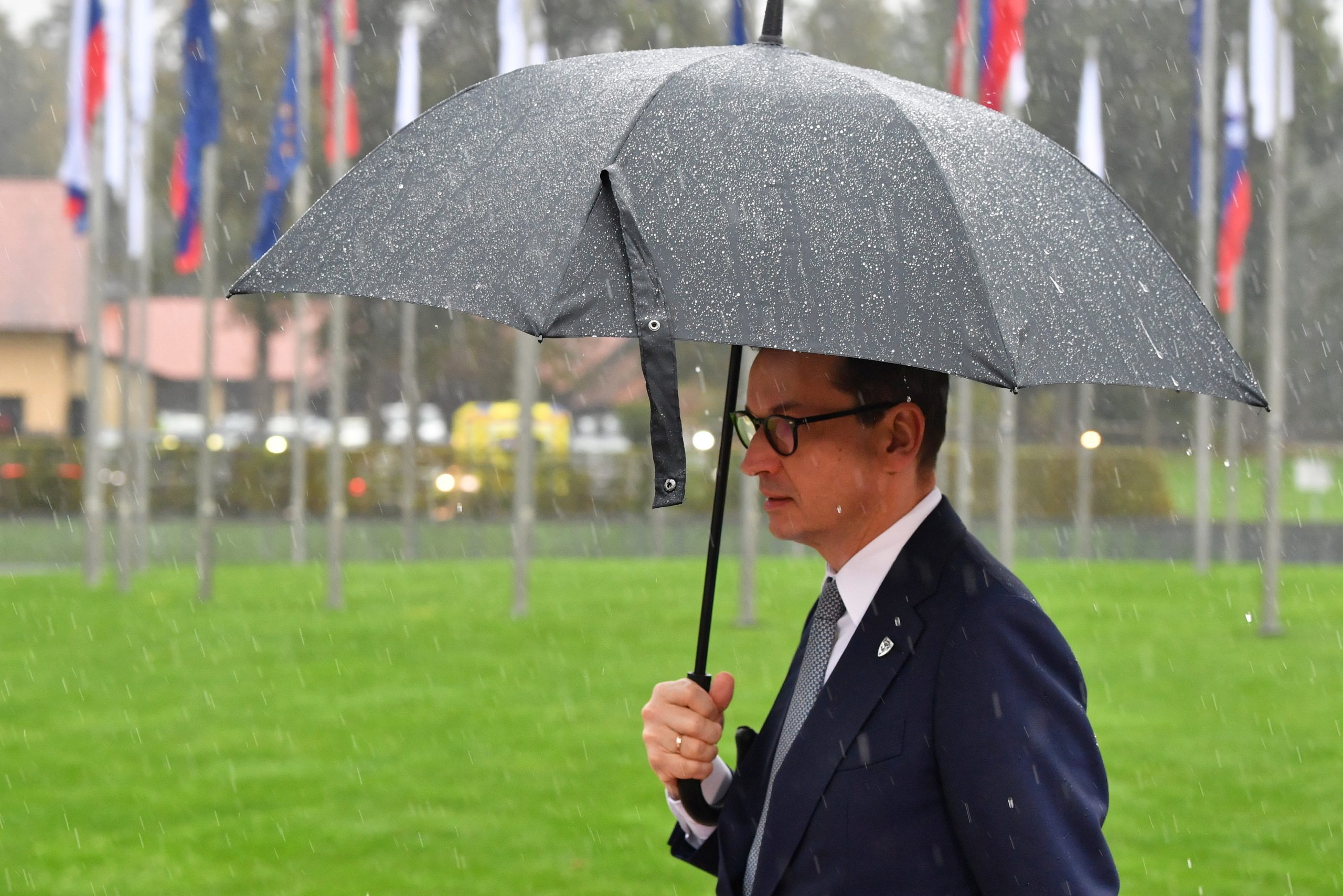 Primeiro-ministro polaco insiste na primazia do direito nacional. E acusa a UE de “chantagem”
