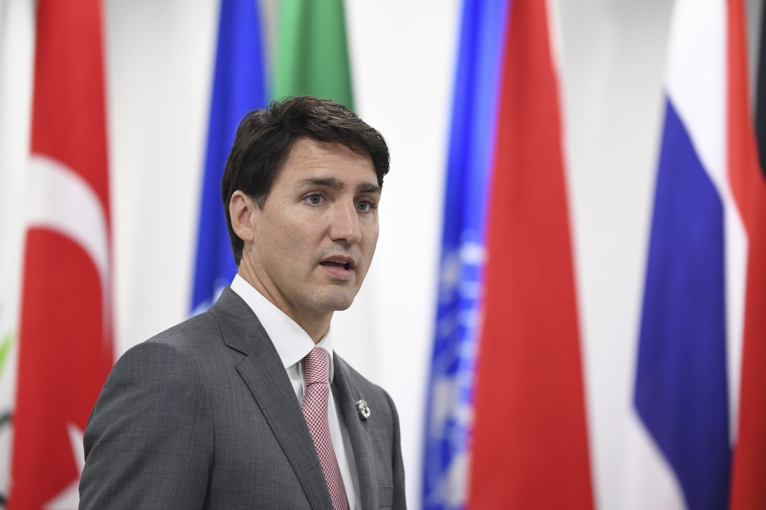 Primeiro-ministro canadiano lamenta ter escurecido tom de pele em festa em 2001