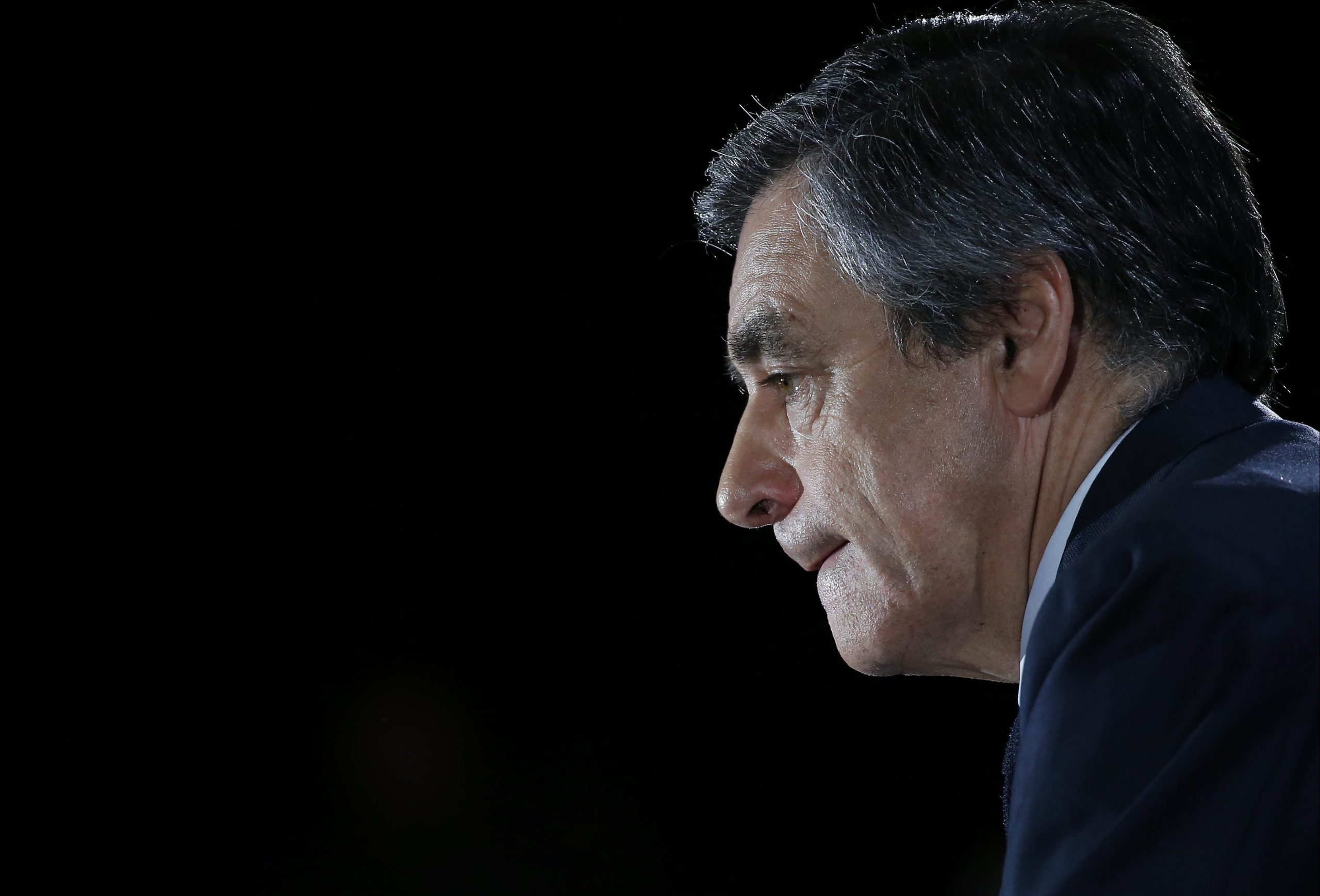 França: Inquérito a François Fillon estende-se a ofertas de roupa de luxo