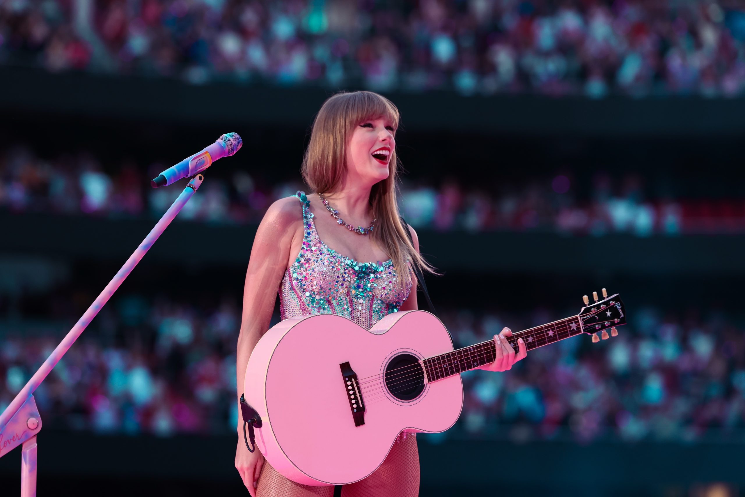 Ela está no meio de nós. Amén, Taylor
