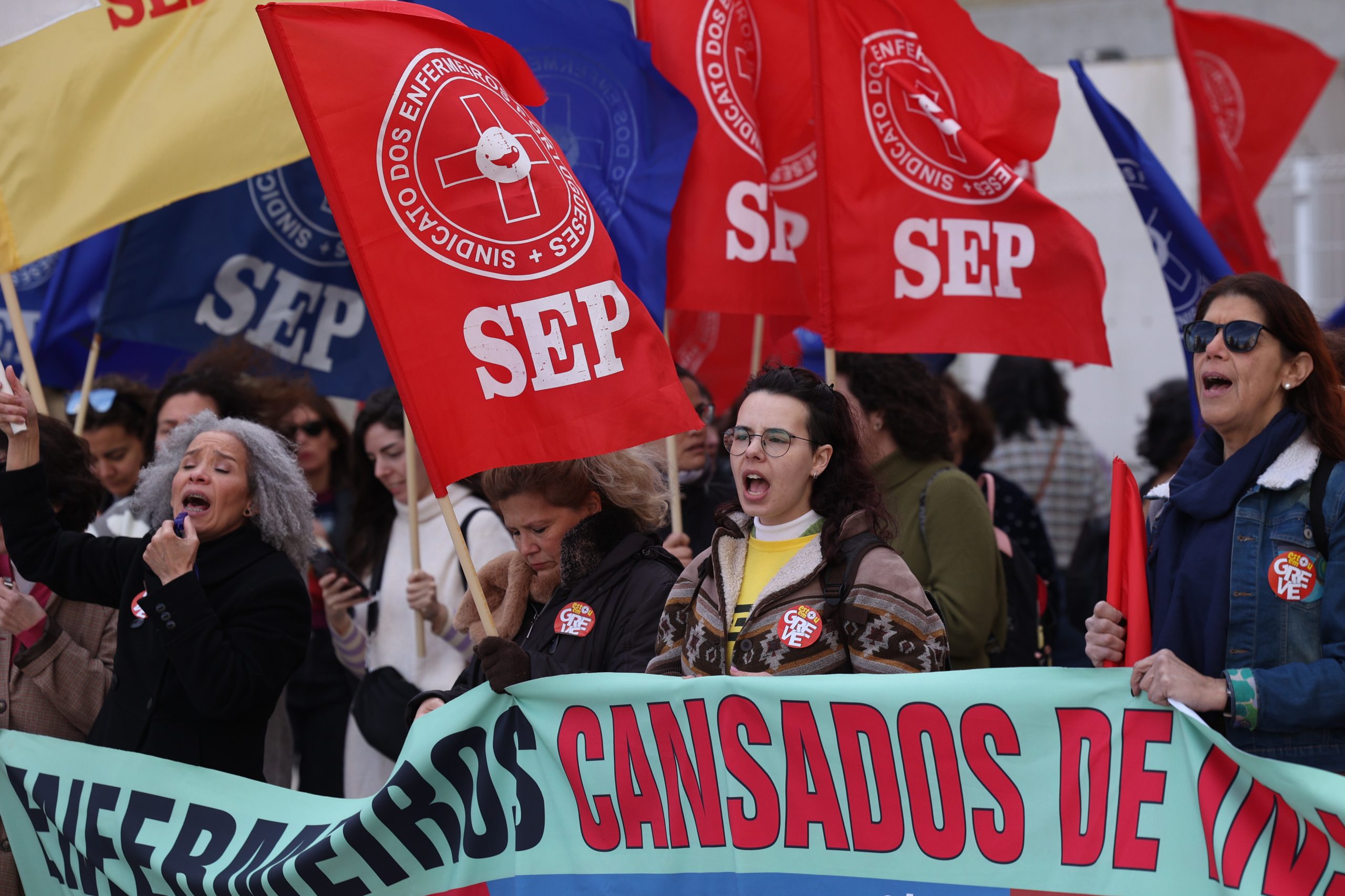 Enfermeiros em greve protestam junto ao Ministério da Saúde pela dignidade laboral