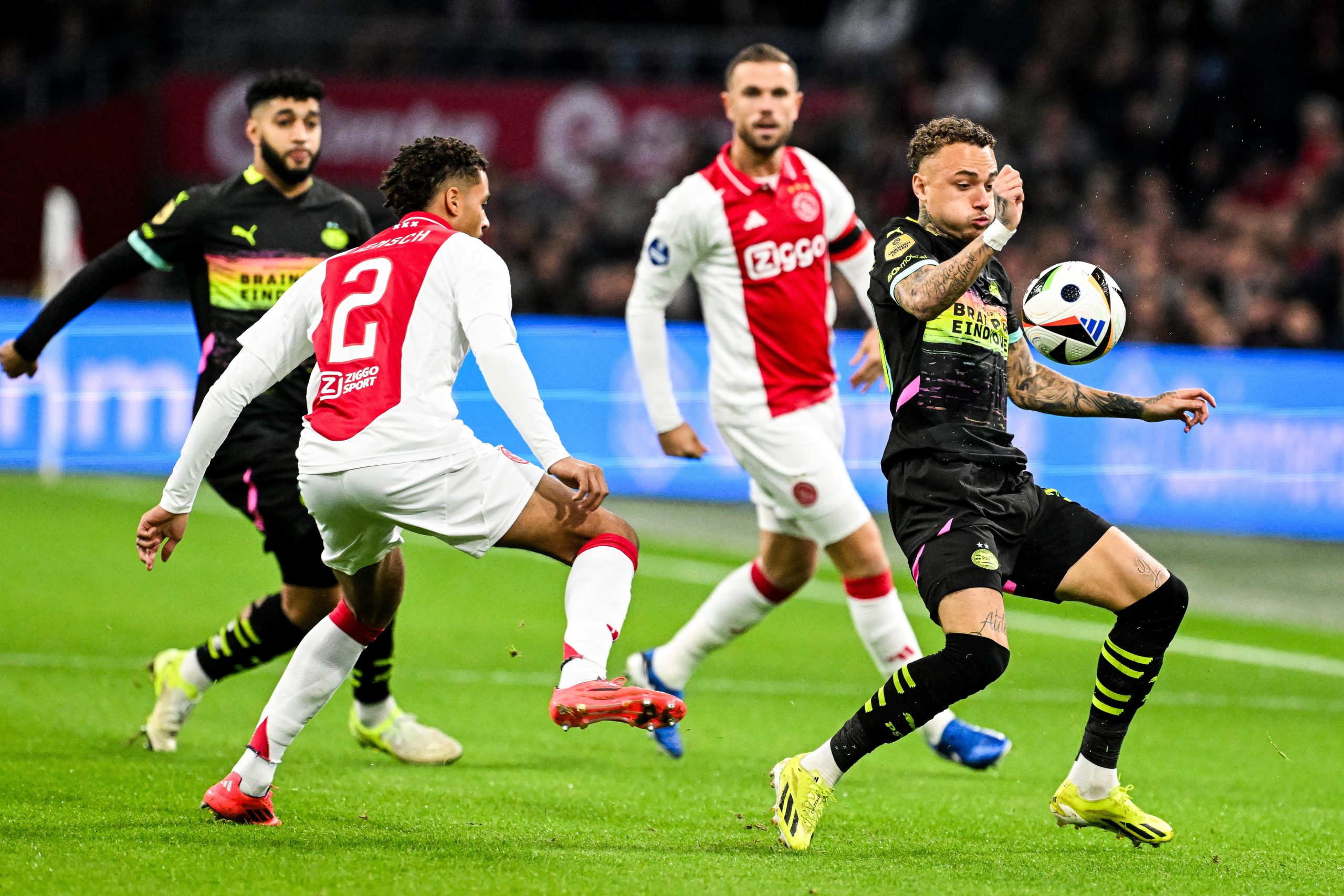 Ajax vence ‘clássico’ e acaba com invencibilidade do PSV no campeonato