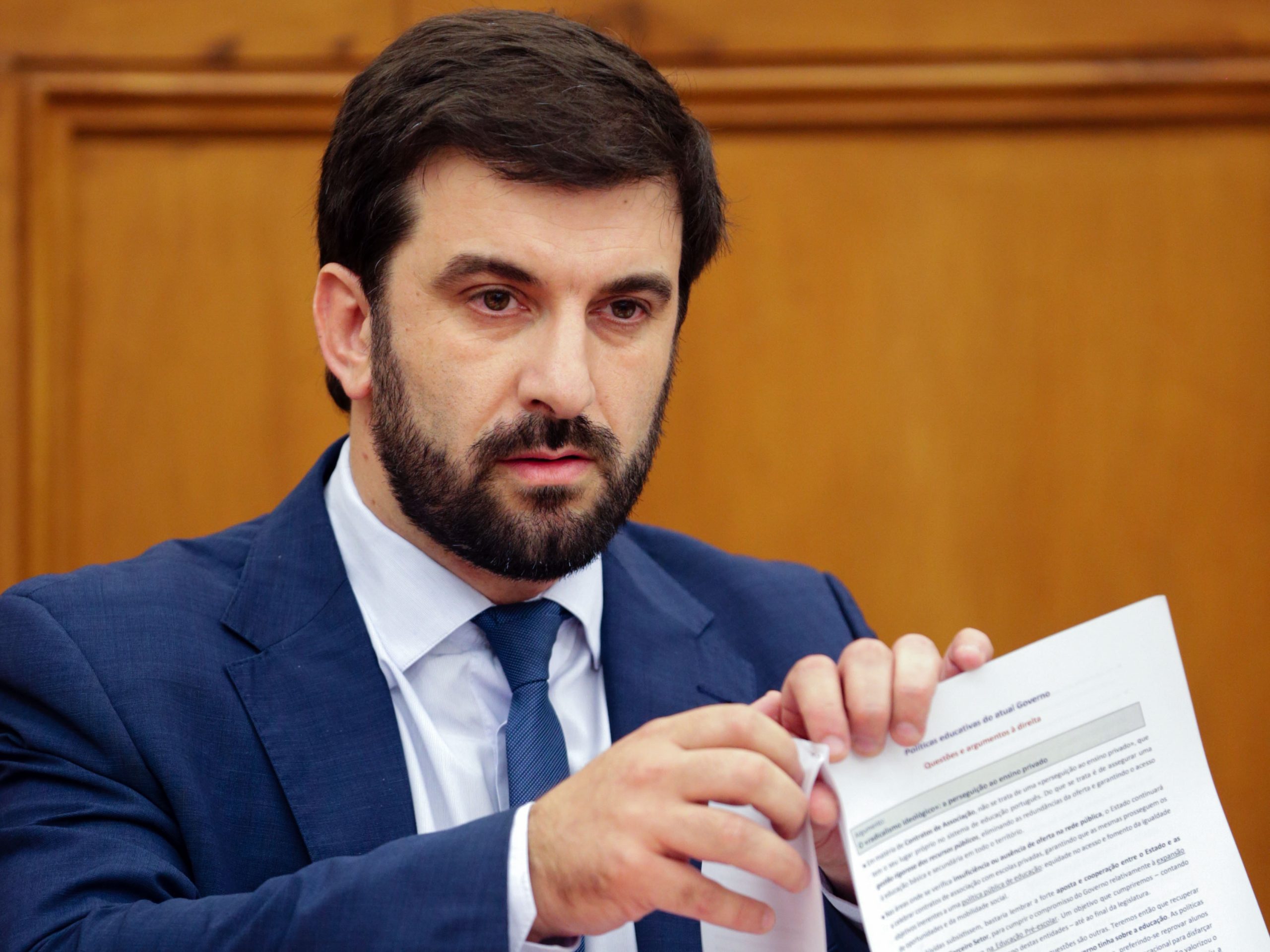 Ministro da Educação explica no parlamento atrasos de financiamento a escolas profissionais