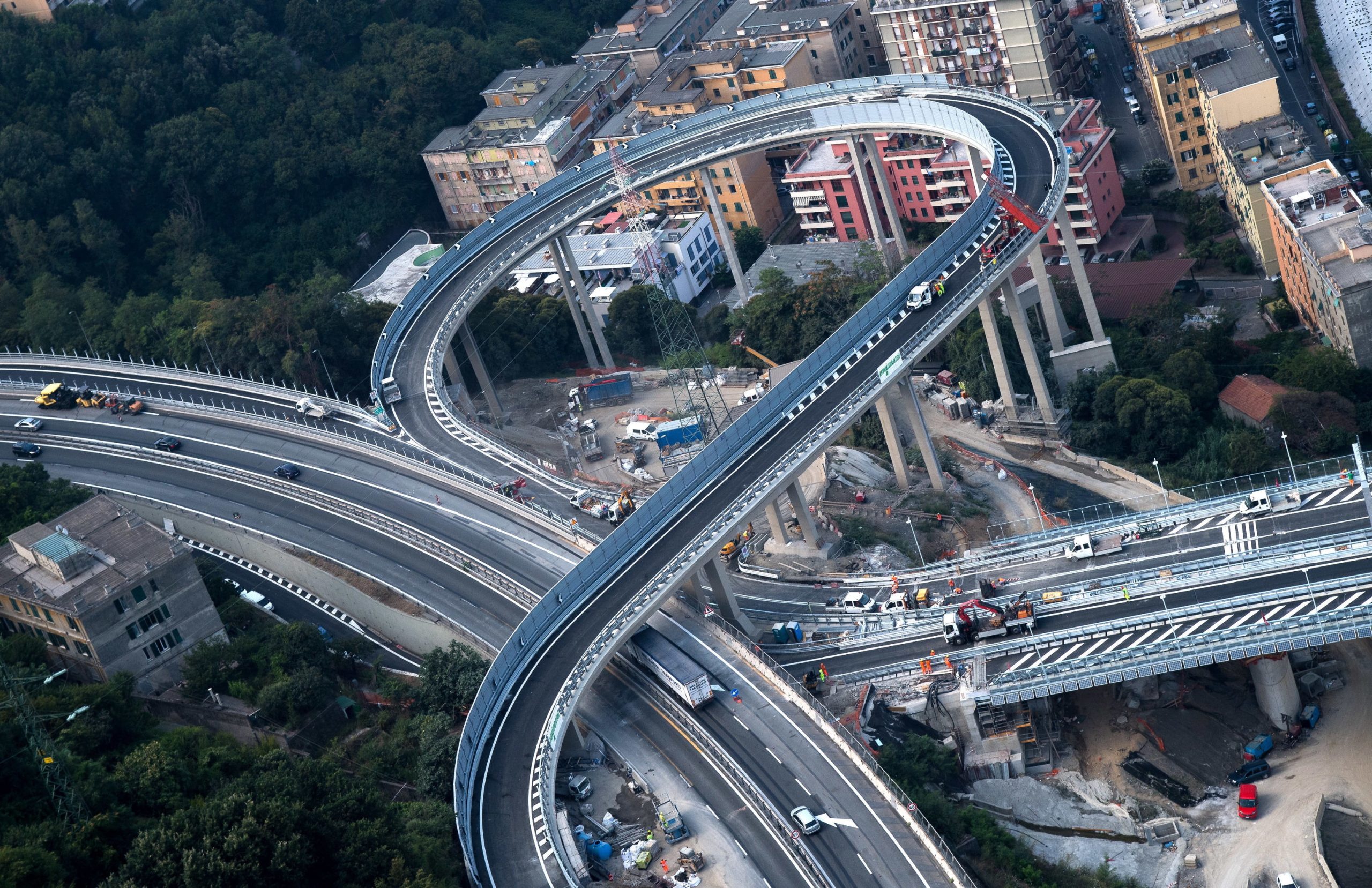 De uma ferida aberta, renasce a ponte de Génova. Novo viaduto é hoje inaugurado, mas “não há nada a celebrar”