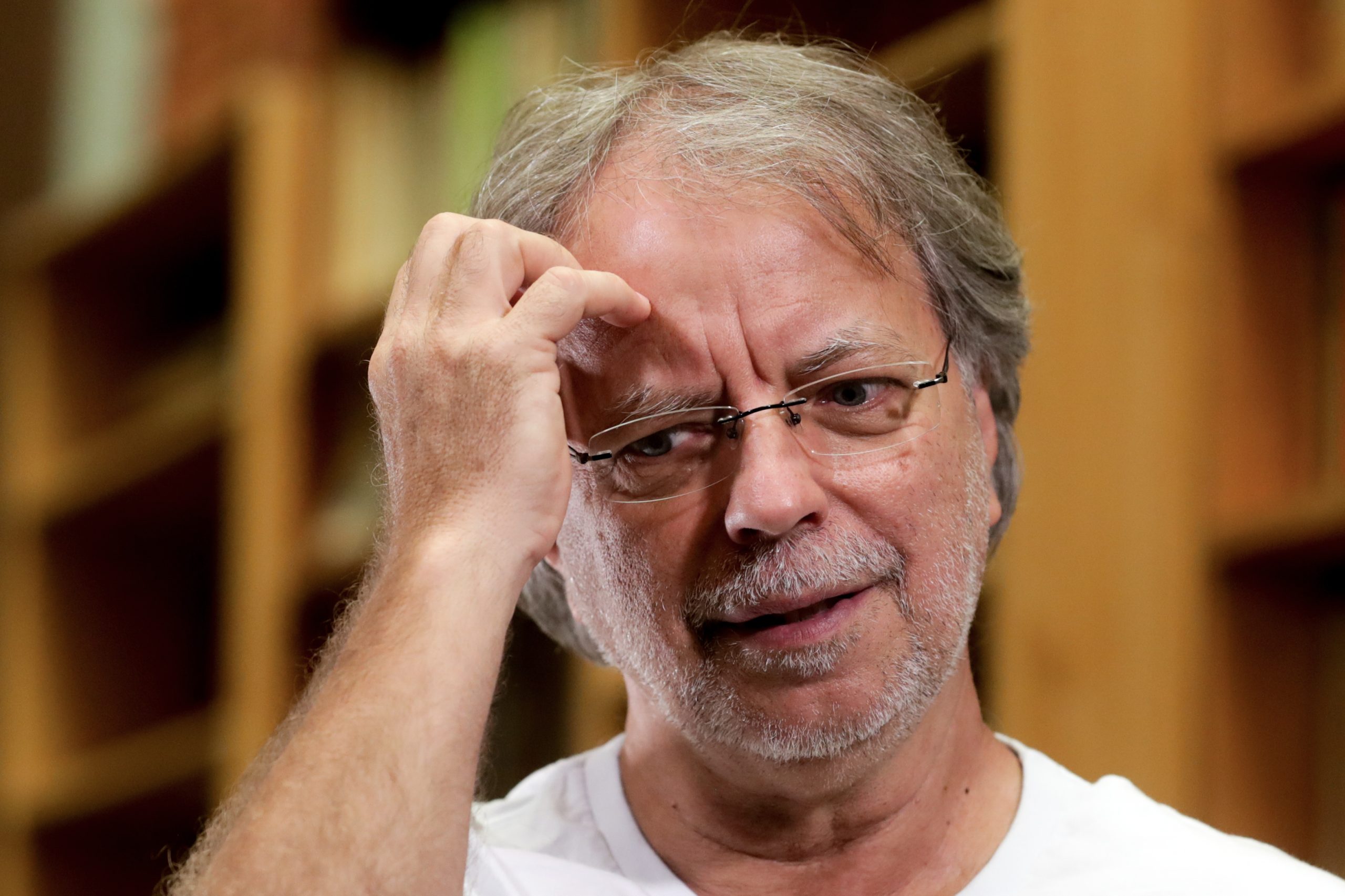 Mia Couto pede “medidas severas” contra agressores da escritora Paulina Chiziane