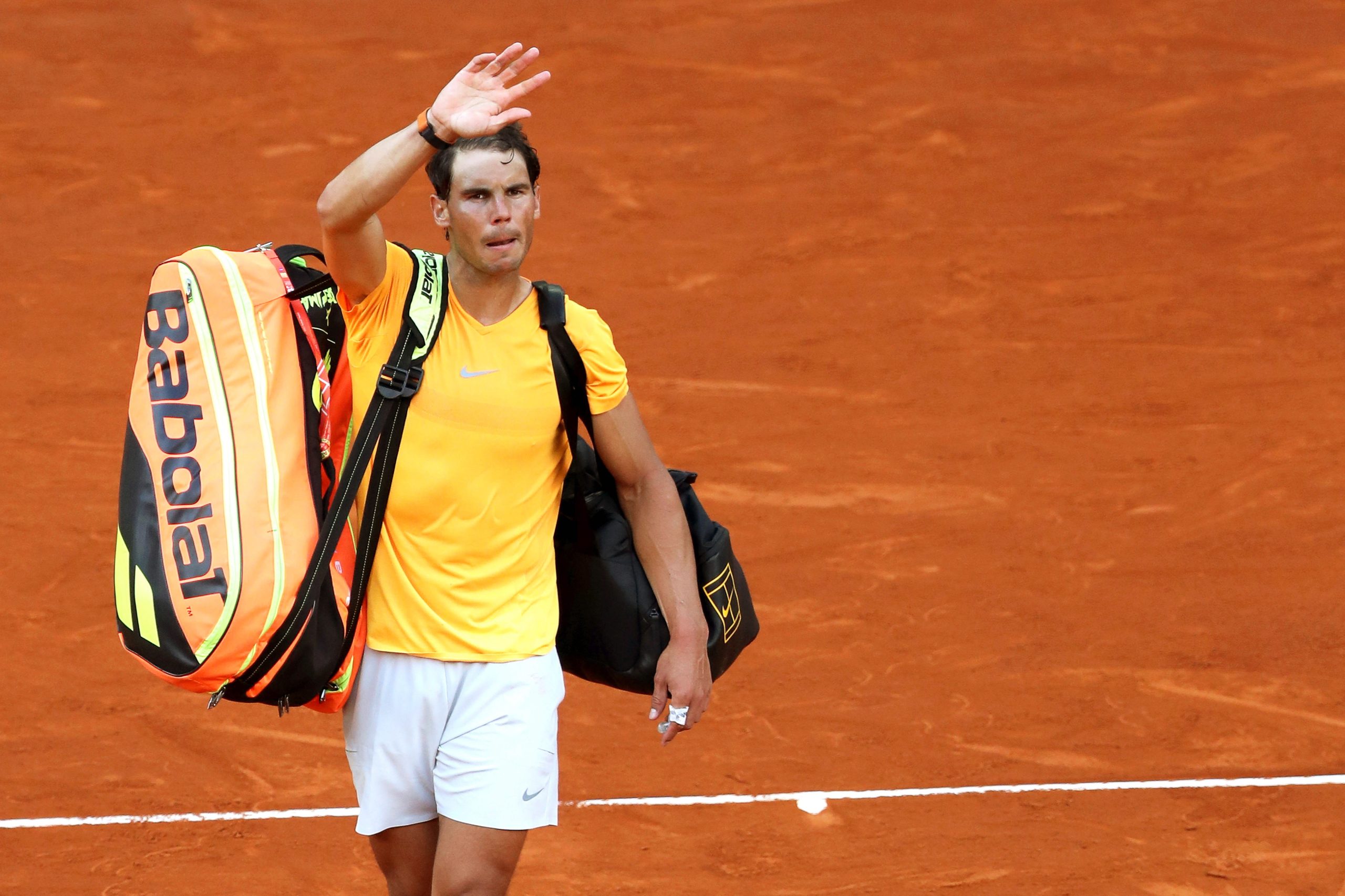 Nadal volta a perder em terra batida um ano depois e cede número um a Federer