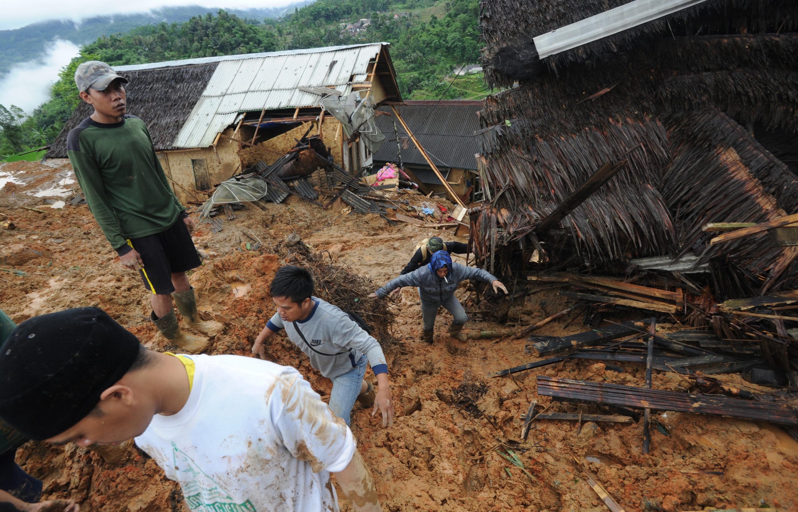 Número de mortos em deslizamento de terra na Indonésia sobe para 31