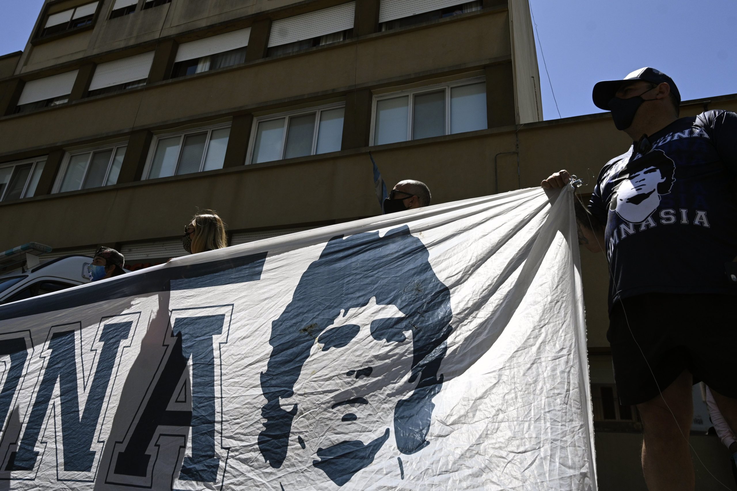 Corpo de Maradona chega ao palácio presidencial argentino