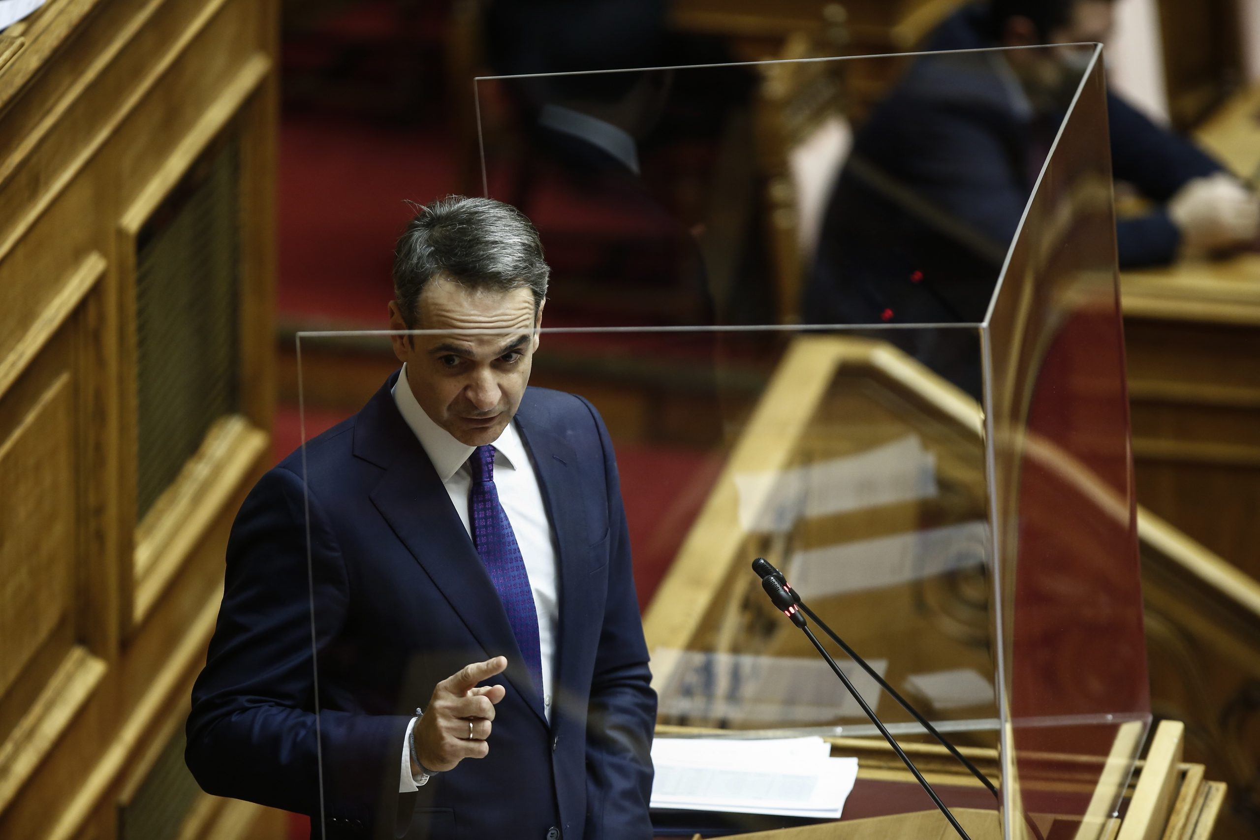 Depois de participar num almoço ao ar livre, o primeiro-ministro grego foi acusado de menosprezar medidas de confinamento