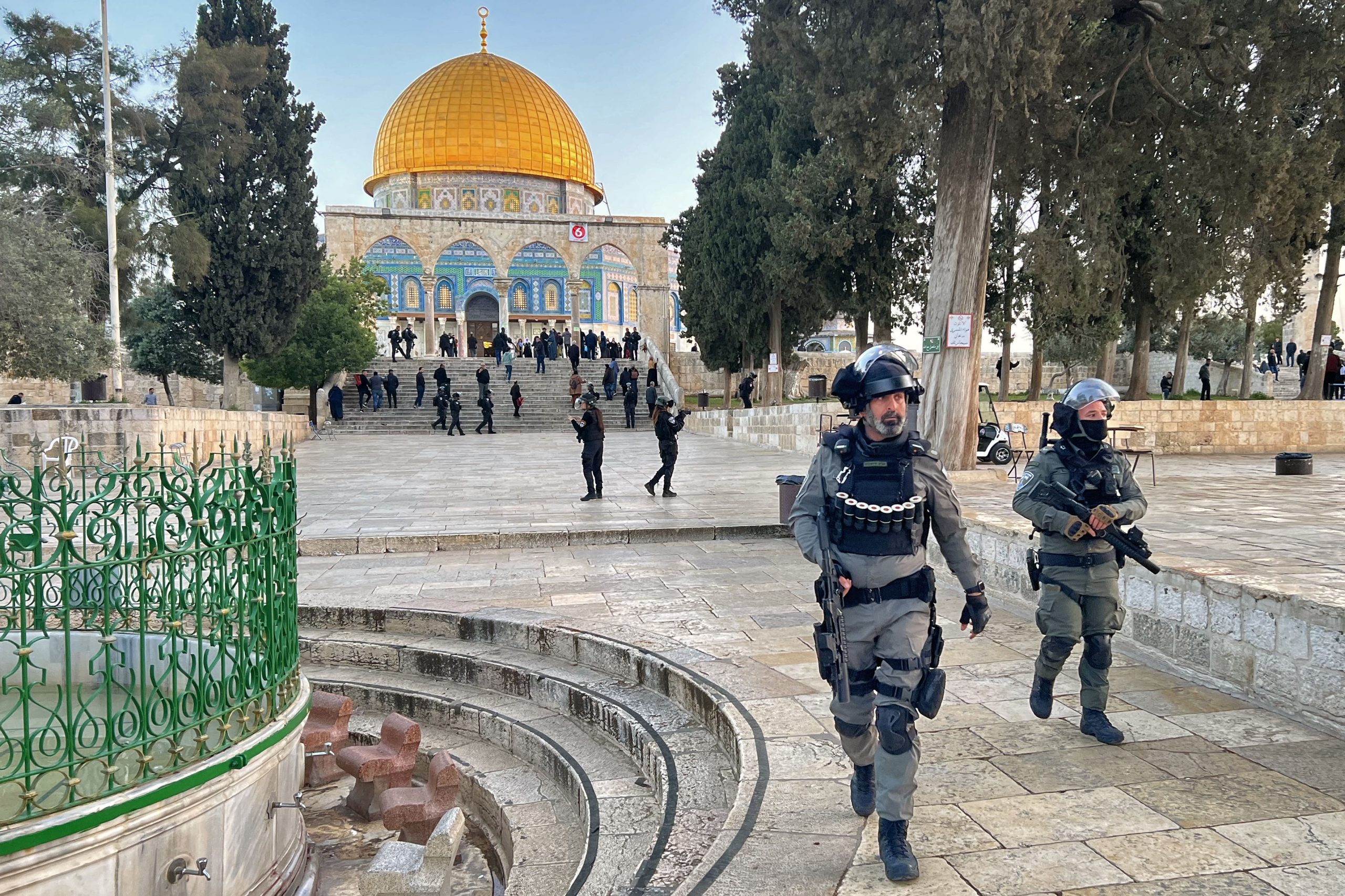 Confrontos na mesquita de Al-Aqsa em Jerusalém. Há mais de 350 detidos