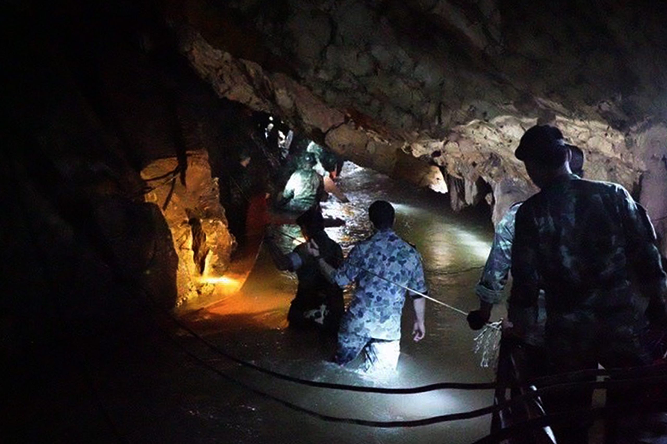 Socorristas ainda sem contacto com crianças presas em gruta tailandesa