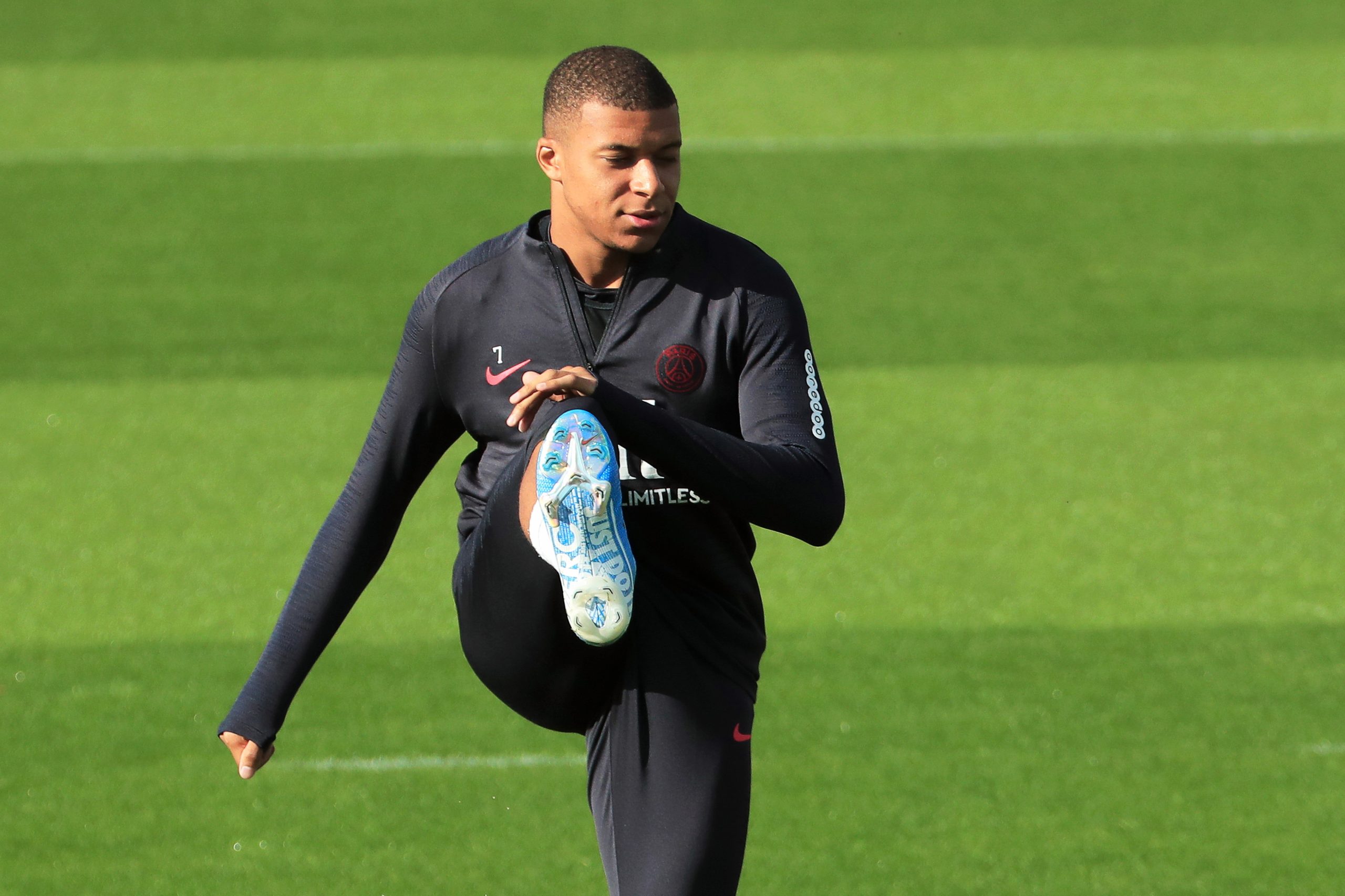 Paris Saint-Germain confirma baixas de Mbappé e Cavani