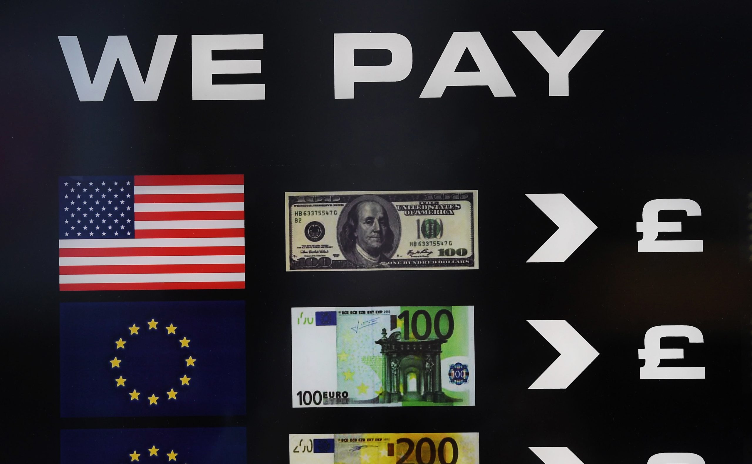 Euro cai para mínimo de 20 anos face ao dólar