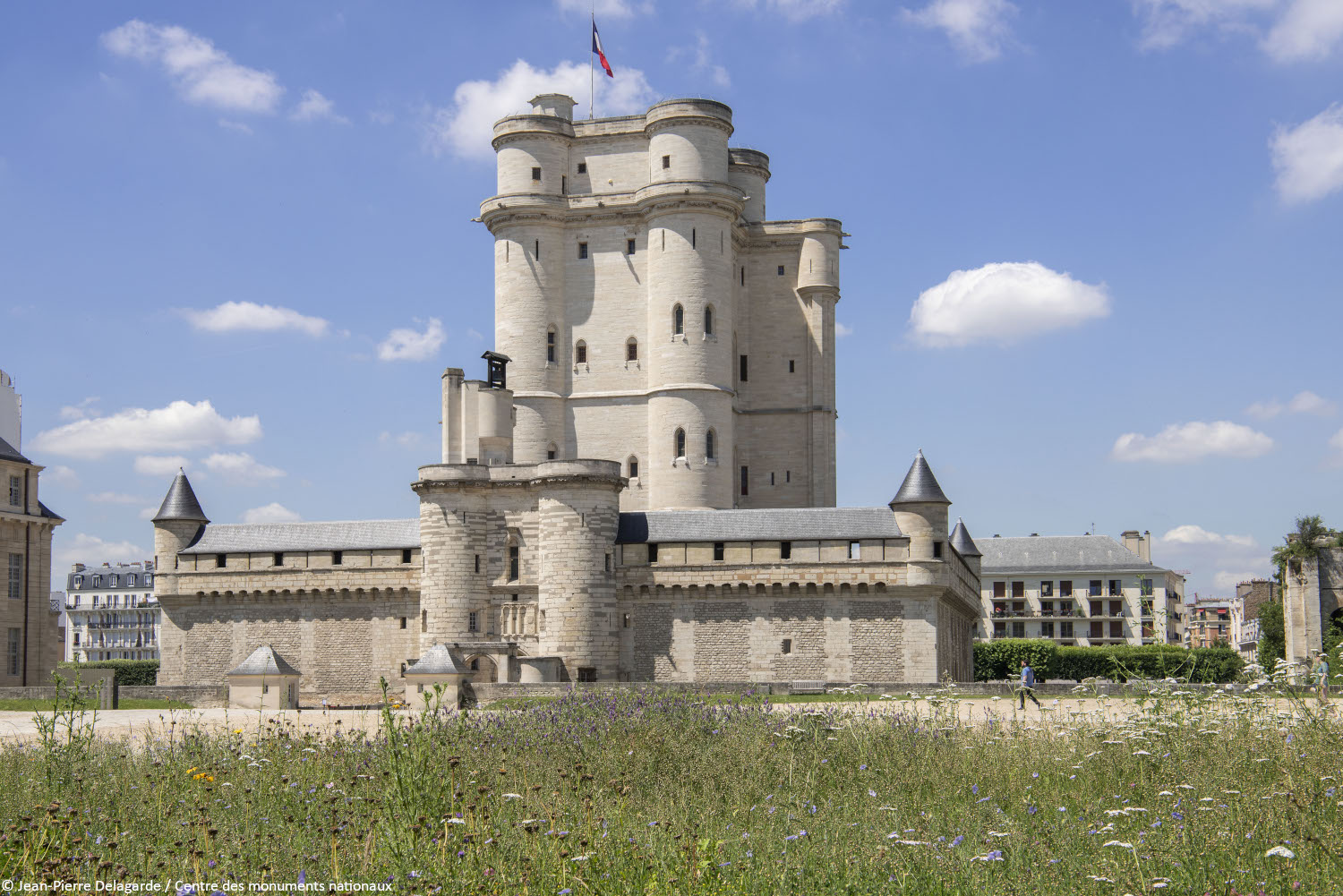 Russos não podem entrar em castelo em França devido à guerra