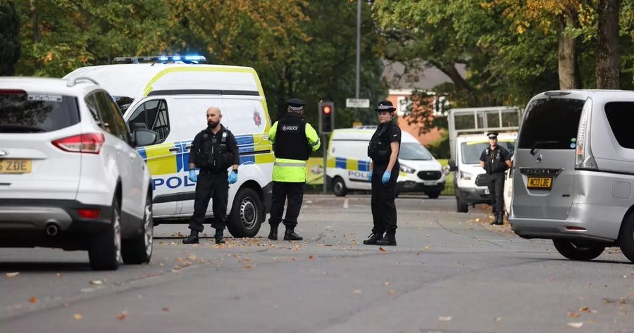 Polícia britânica admite que vítimas de ataque em Manchester podem ter sido atingidas por tiros dos próprios agentes