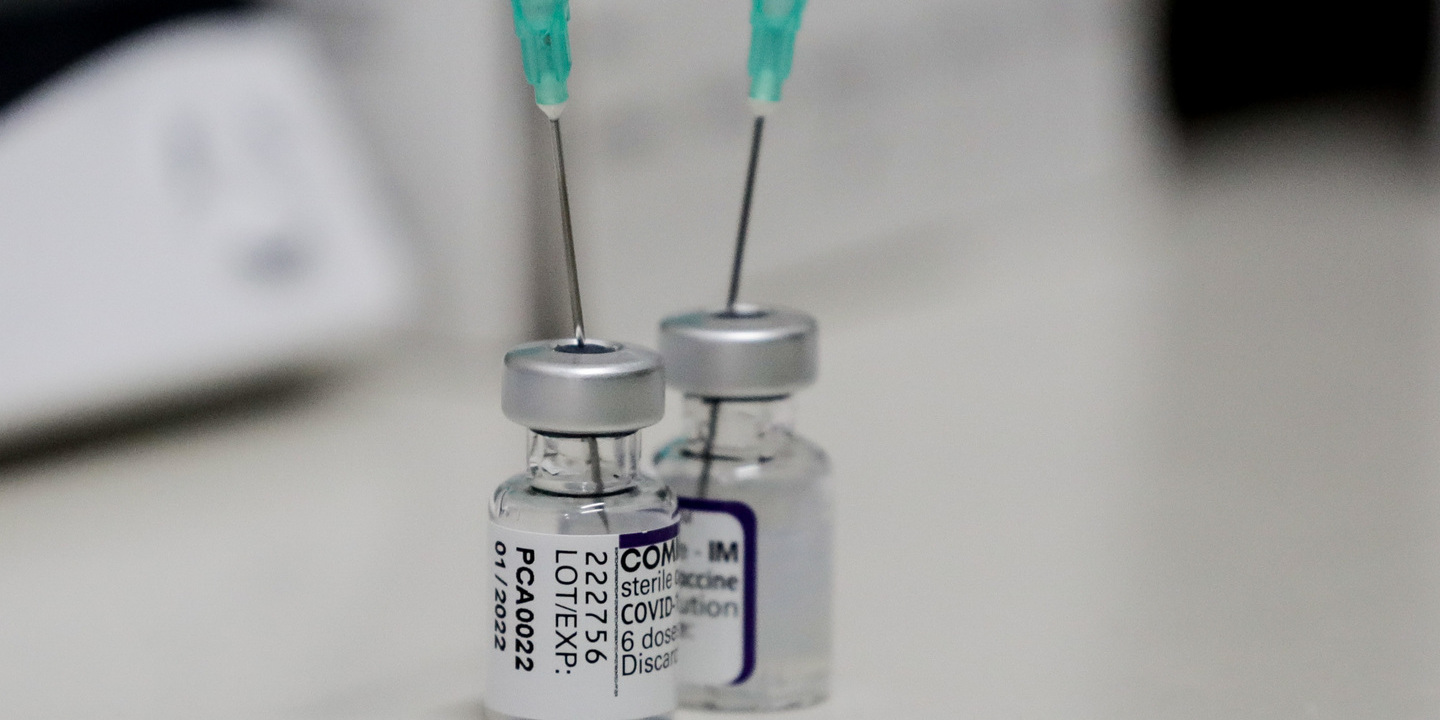 Covid-19: OMS considera necessário vacinas que previnam melhor infeção e transmissão
