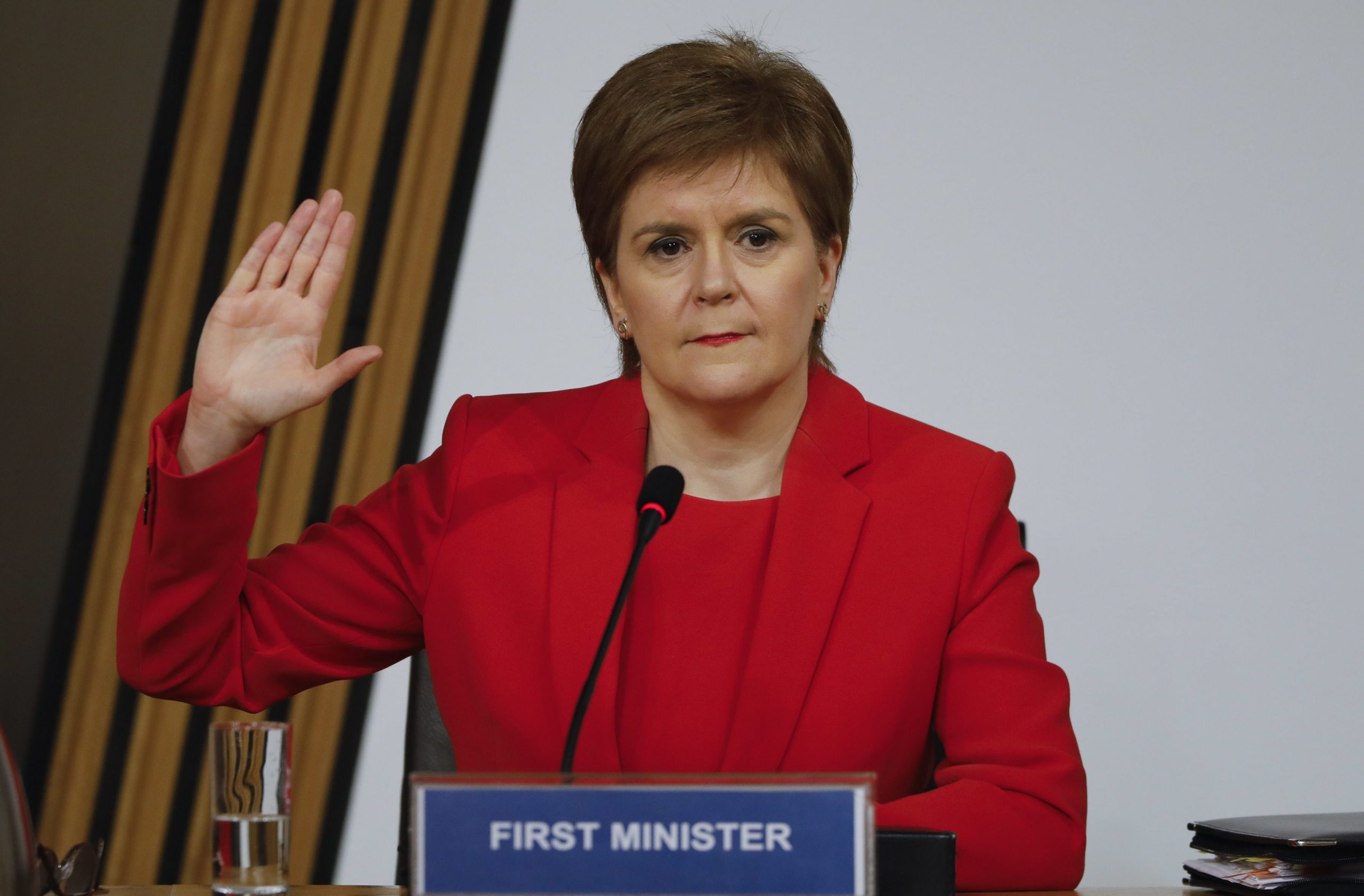 Comissão parlamentar conclui que Nicola Sturgeon mentiu sobre caso Salmond