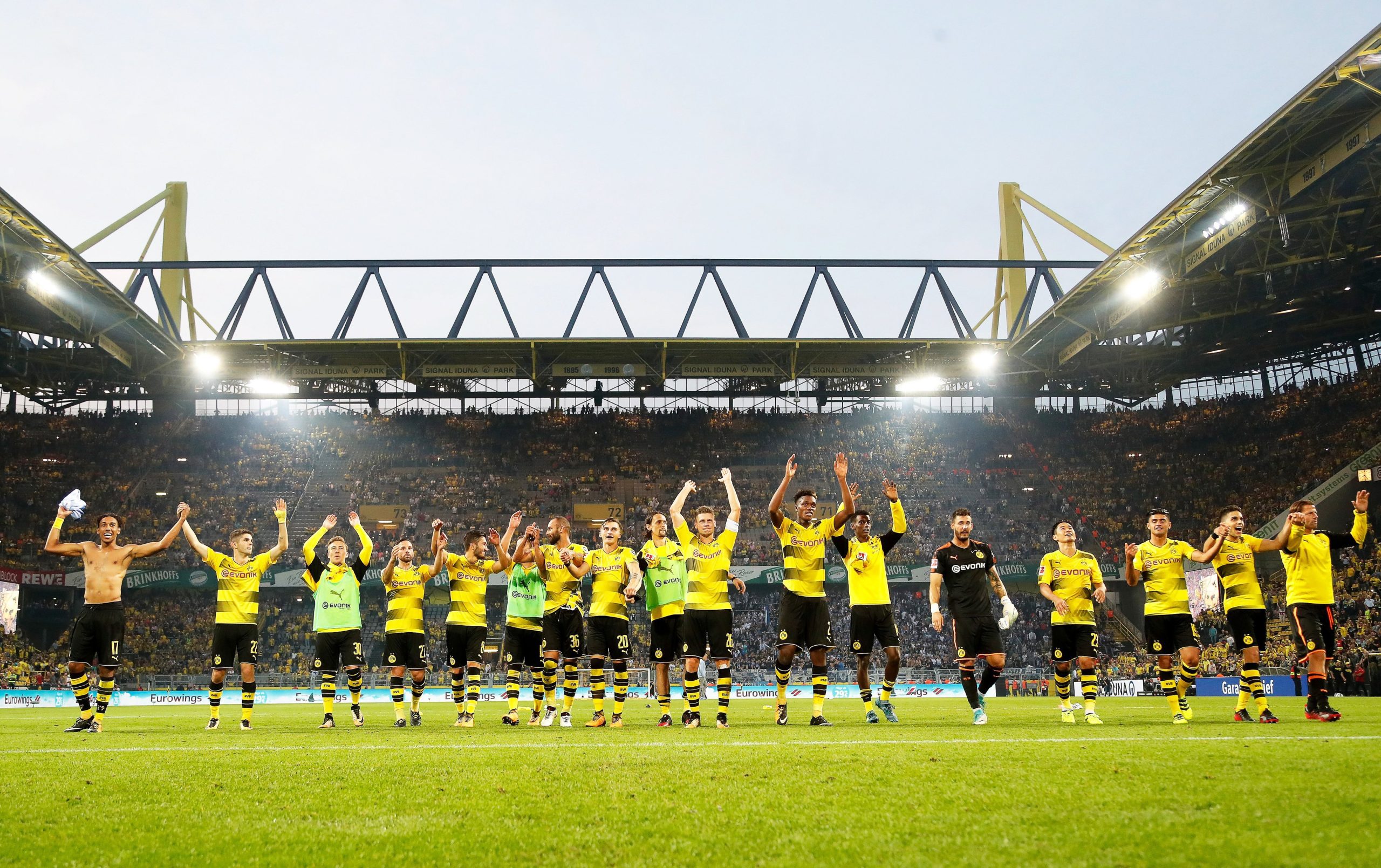 Borussia Dortmund vence e assume liderança da liga alemã