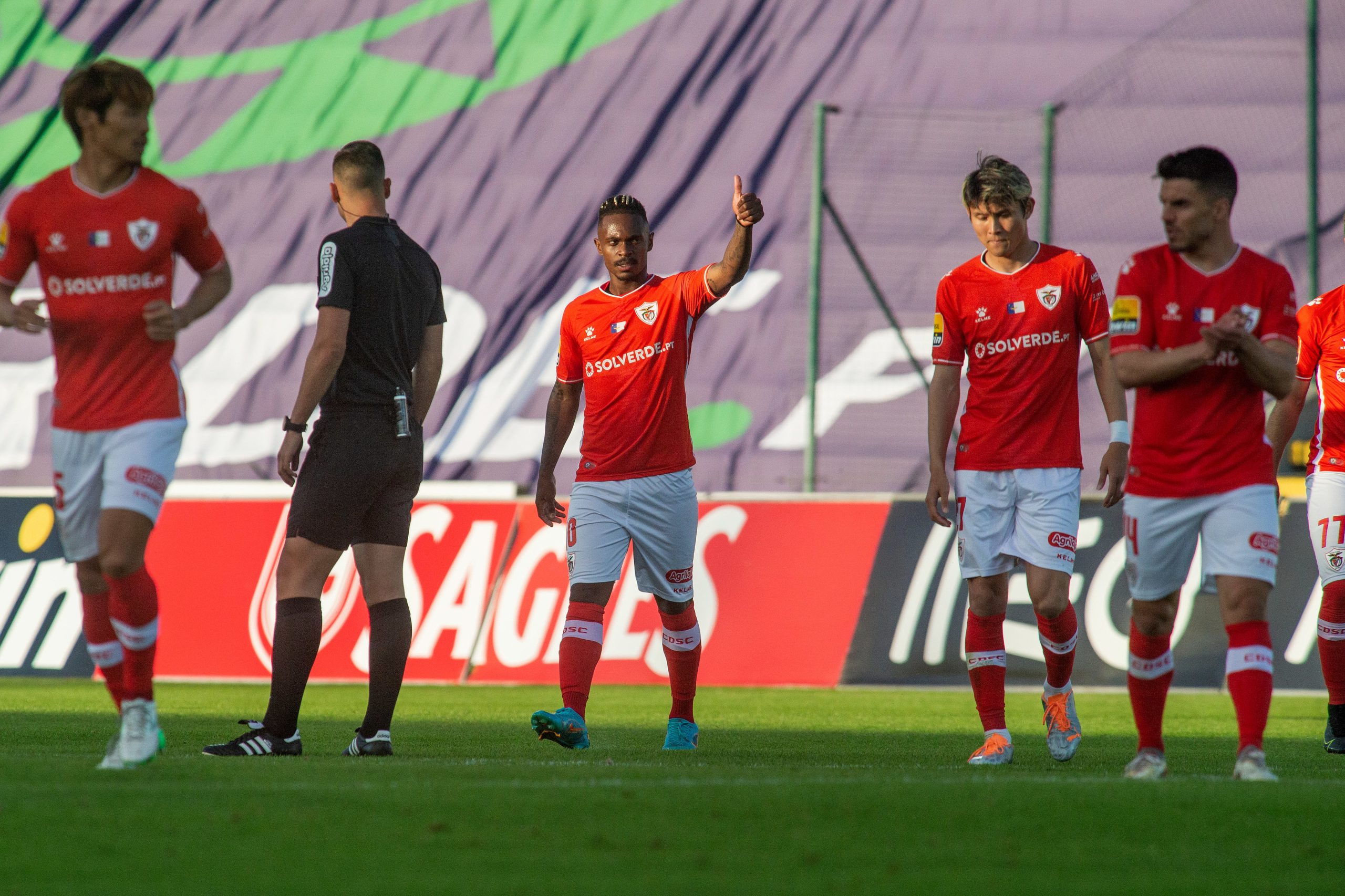 Santa Clara vence Paços de Ferreira reduzido a 10 e sobe ao sétimo posto na I Liga