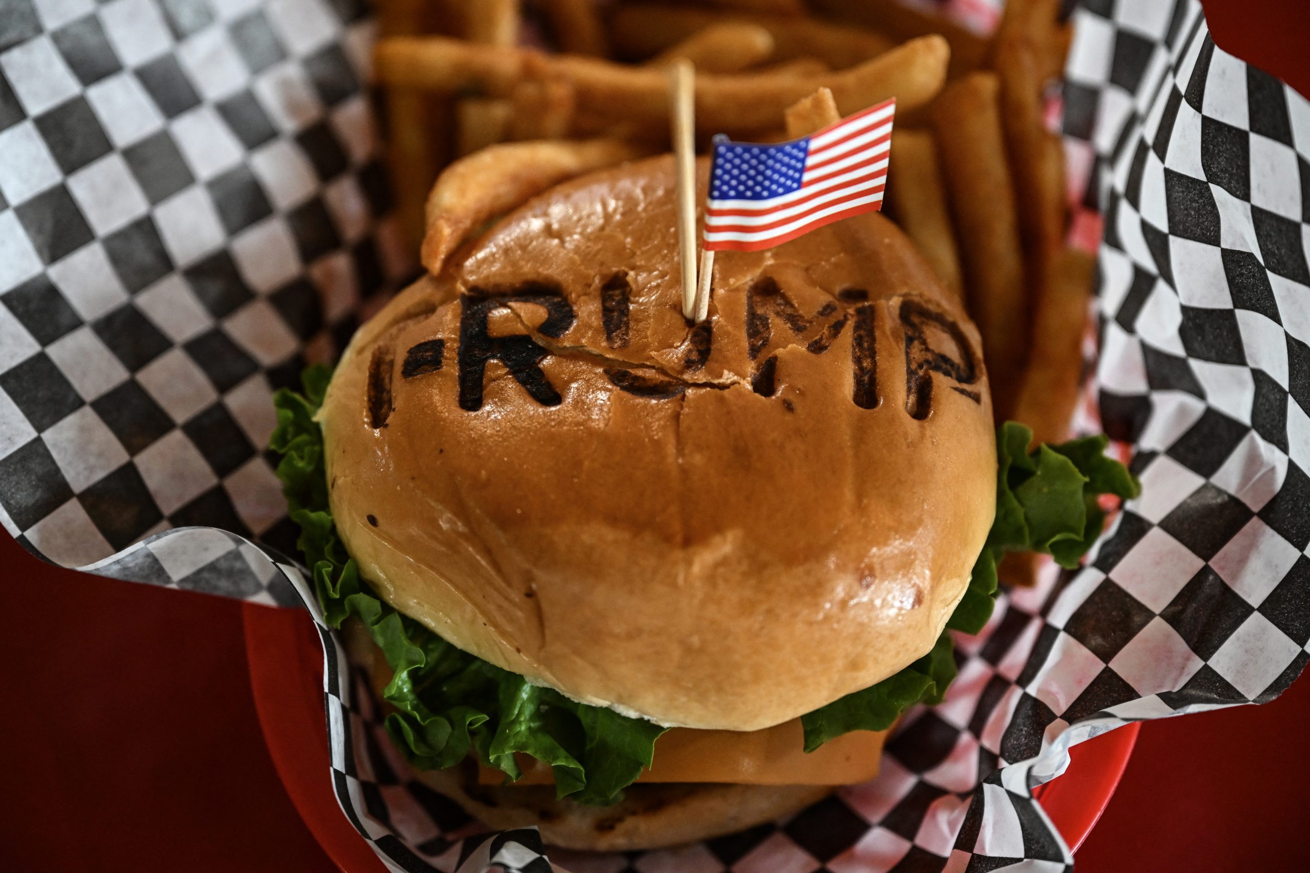 Proprietário do Trump Burger detido pelas autoridades de imigração nos EUA