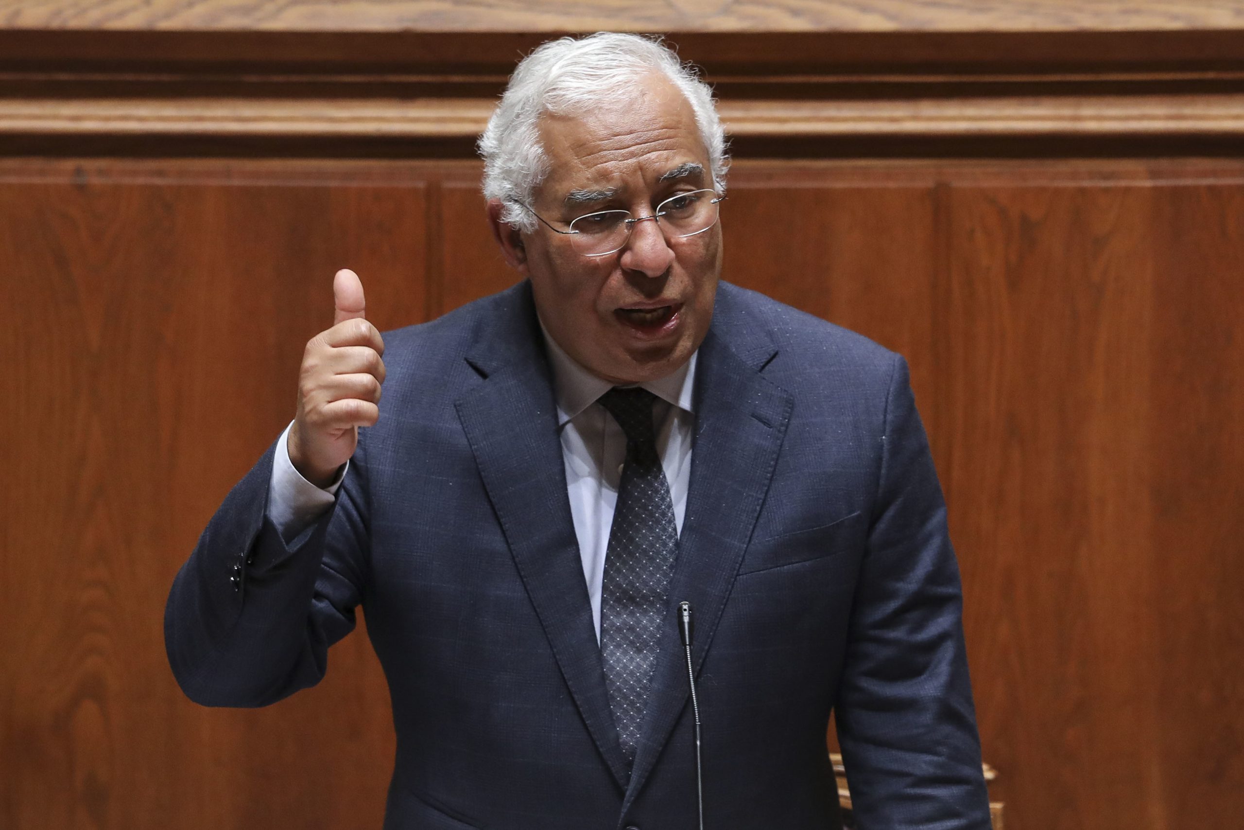 Costa no parlamento com desconfinamento, vacinação e resposta à crise na agenda