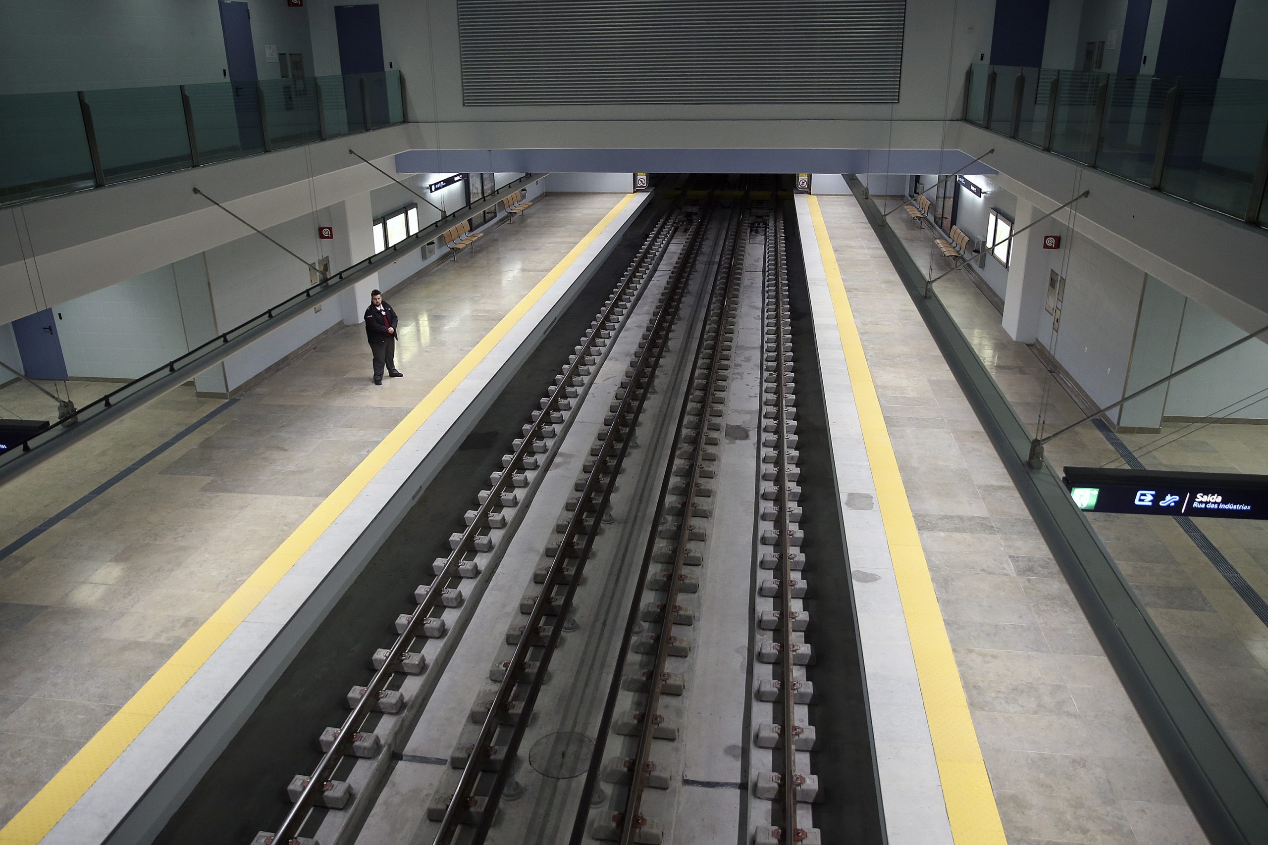 Homem “com comportamento agressivo” que interrompeu circulação do Metro foi baleado e detido
