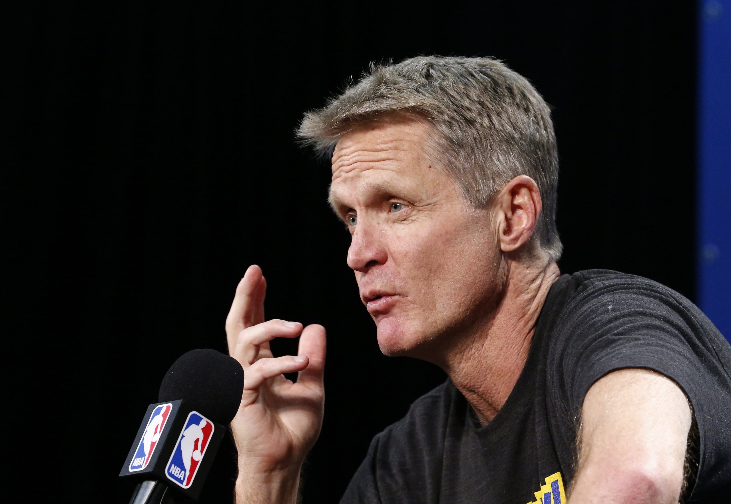 NBA. Steve Kerr esteve de folga, mas em trabalho. Tudo para motivar os seus jogadores. Embora exista quem o acuse de não respeitar o adversário